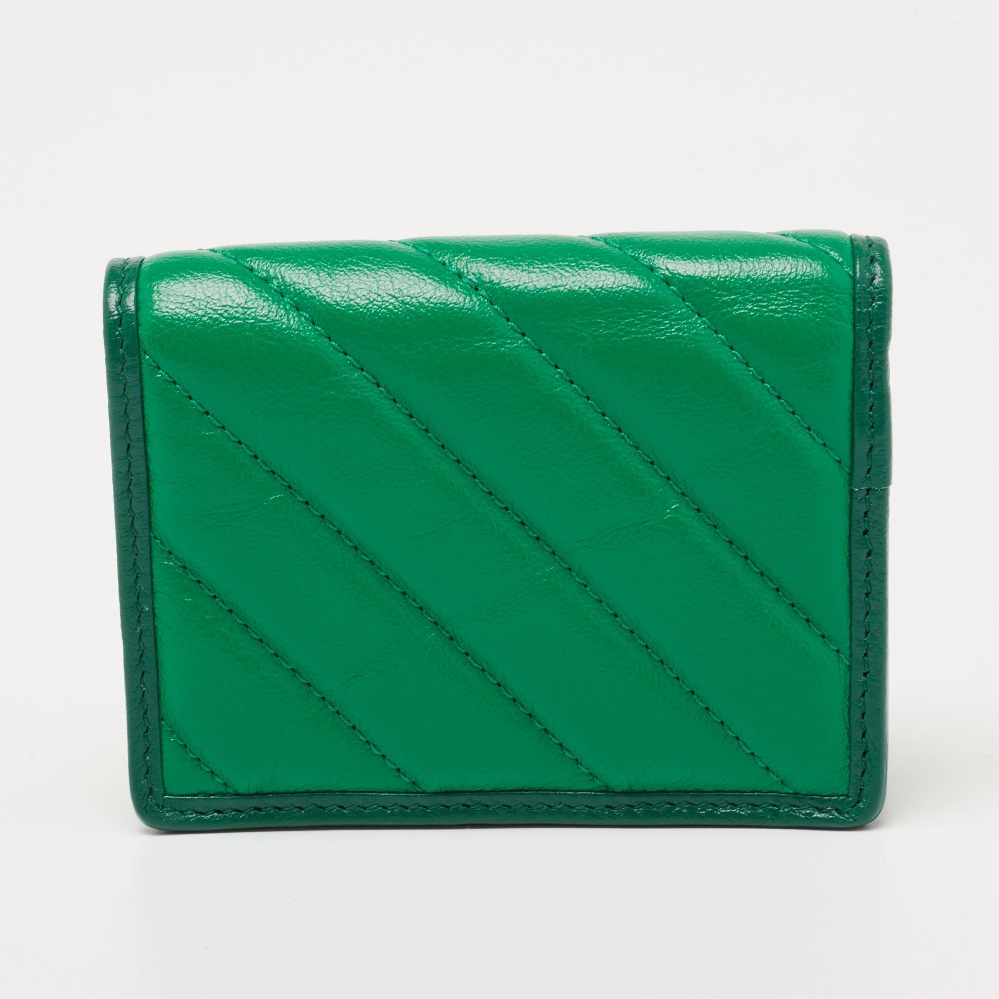 The green exterior of this Gucci card case is decorated with diagonal quilt patterns. Made from leather, it features a 'GG' motif on the front, gold-tone hardware, and a compartmentalized interior.

Includes: Original Dustbag