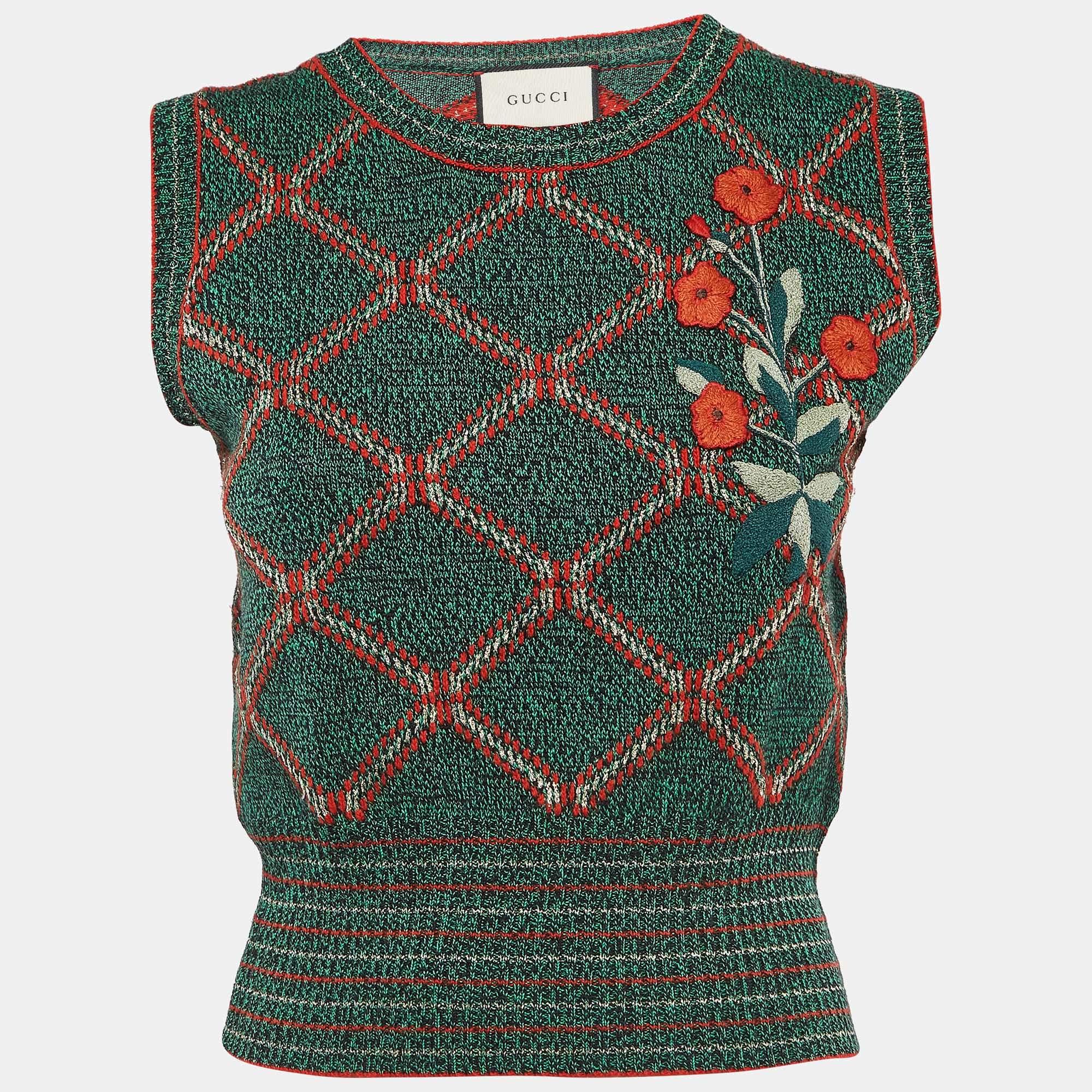 Hüllen Sie sich in die luxuriöse Wärme der Gucci-Weste. Diese mit Präzision aus einer üppigen Wollmischung gefertigte Weste verfügt über aufwändige Stickereidetails, die ihr einen Hauch von handwerklichem Charme verleihen. Er eignet sich perfekt zum