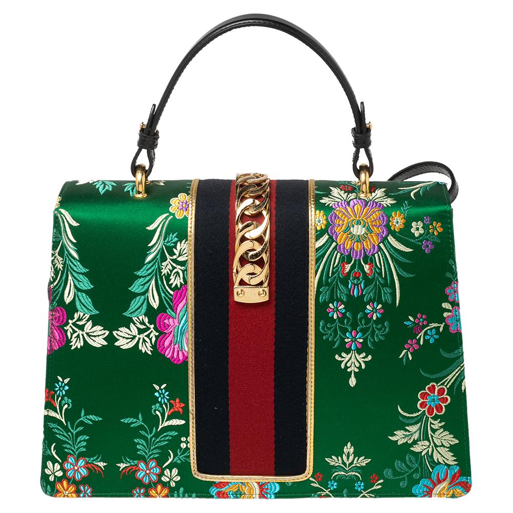 From the house of Gucci comes this gorgeous Sylvie shoulder bag that will perfectly complement all your outfits. It has been luxuriously crafted from jacquard fabric as well as black leather and styled with a chain-Web decorated flap and a buckle