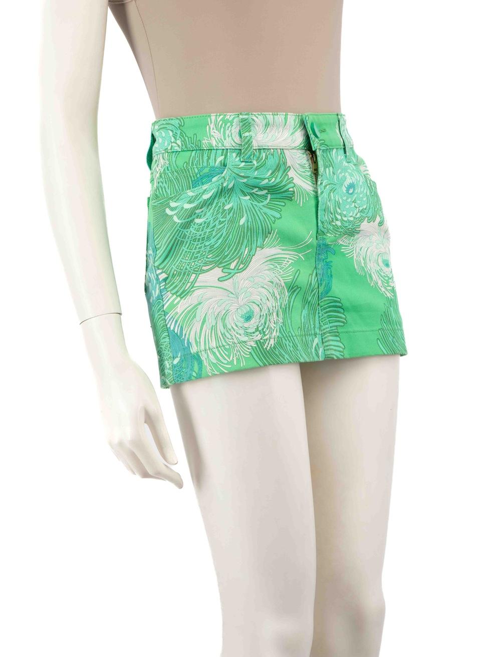 CONDITION is Very good. Minimal wear to the skirt is evident. There is slight discolouration on the inner lining on the two side seams of this used Gucci designer resale item.
 
 Details
 Green
 Denim
 Skirt
 Mini
 Floral print
 3x Front pockets
 2x