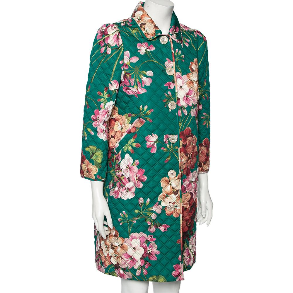 Bring springtime refreshment and Gucci's freshly-chic aesthetic to your closet with this beautifully-tailored coat. It has been designed using green quilted cotton fabric with a multicolored floral print throughout. It is equipped with a