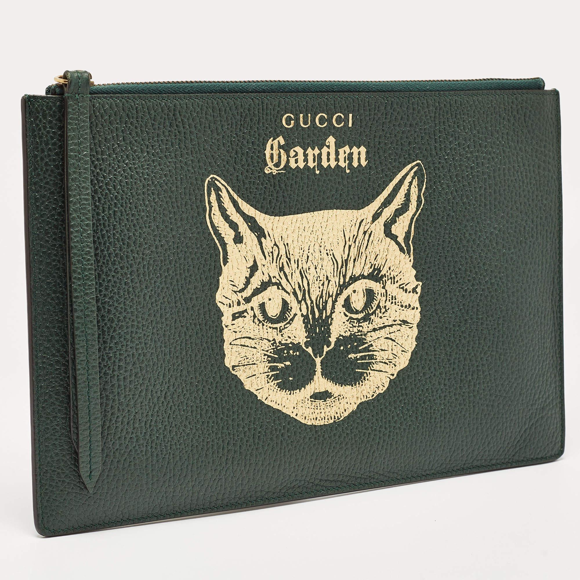Gucci Grün/Gold Leder Garden Cat Zip Pouch im Zustand „Gut“ in Dubai, Al Qouz 2