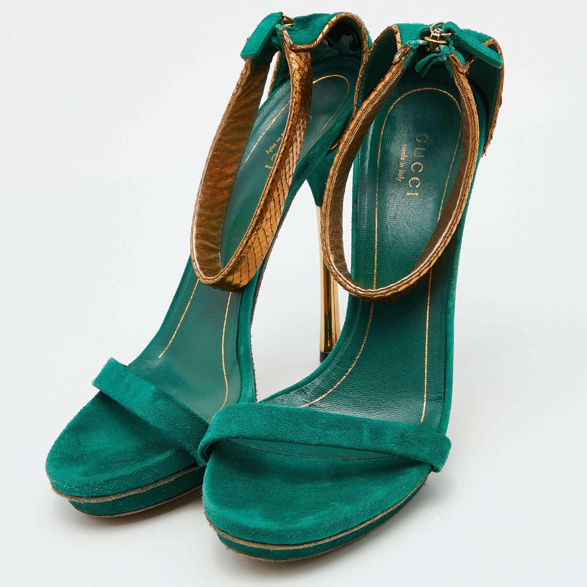 Bleu Gucci - Sandales à lanières à la cheville en daim et cuir de peau de serpent vert/or, taille 37,5 en vente