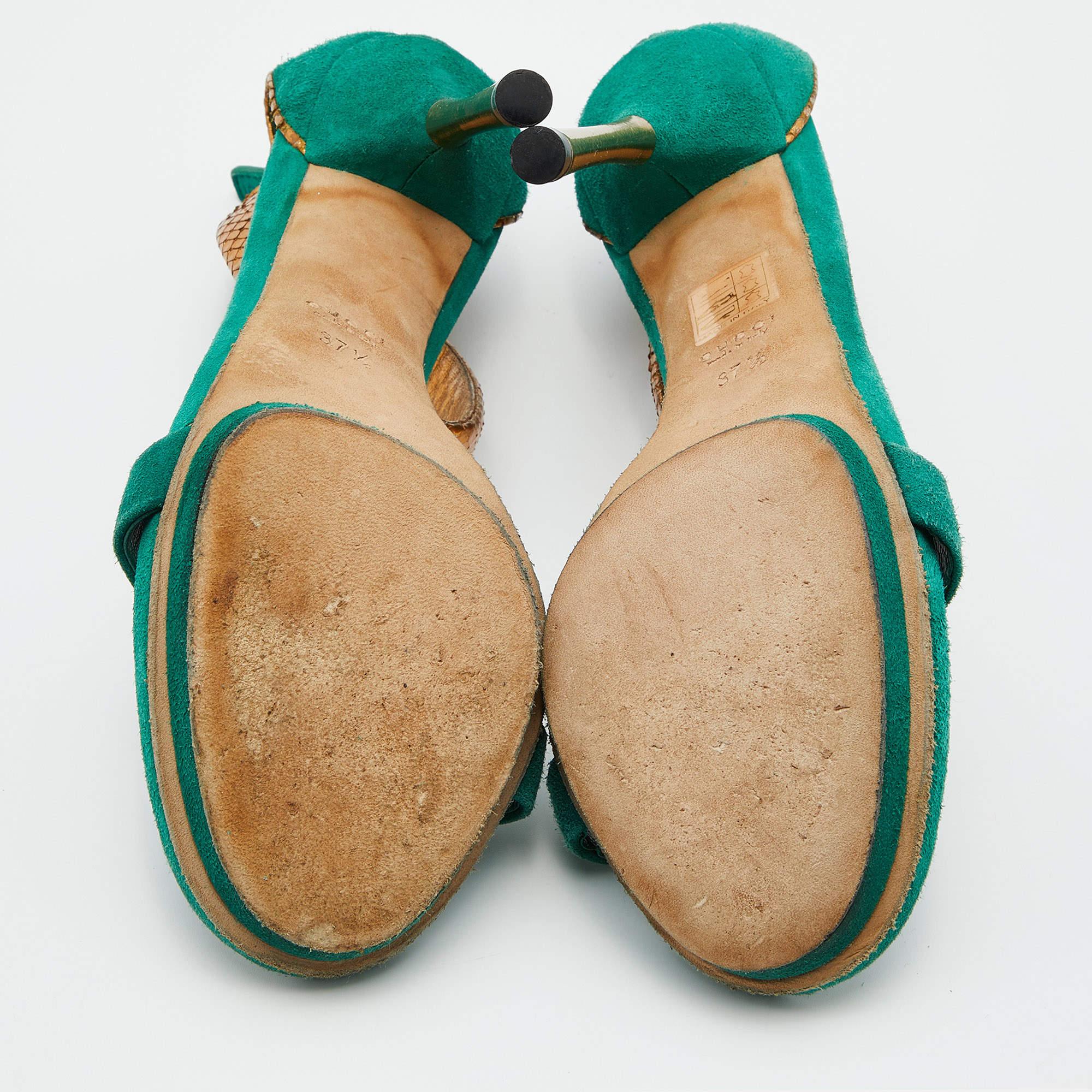 Gucci - Sandales à lanières à la cheville en daim et cuir de peau de serpent vert/or, taille 37,5 en vente 3