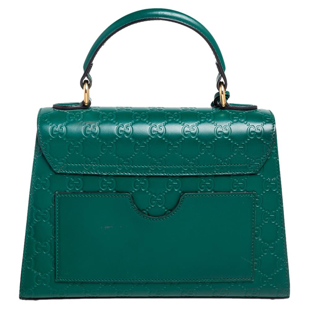 Gorgeous in green, this bag from Gucci is sure to add sparks of luxury to your wardrobe! It is crafted from the signature Guccissima leather and features a single top handle with an attached clochette. It flaunts a front flap with a gold-tone