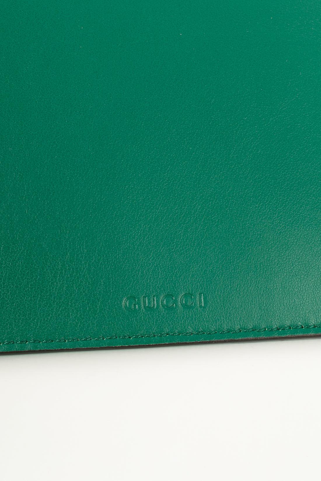 Gucci Clutch aus grünem Leder im Angebot 2