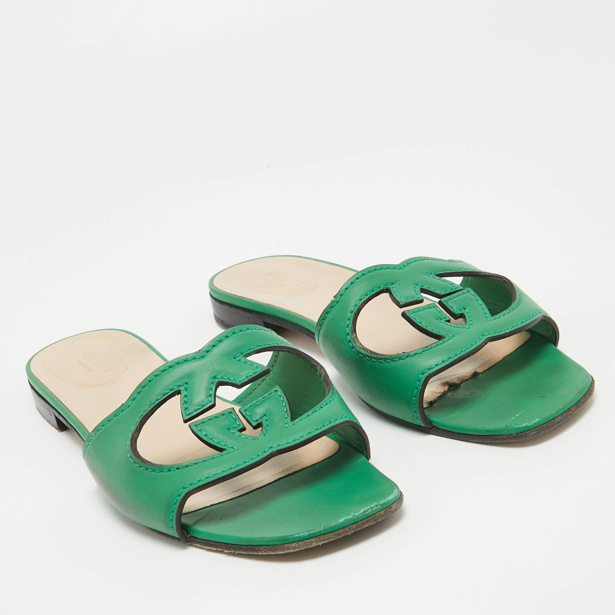 Gucci Green Leather GG Flat Slides Size 39.5 In Good Condition For Sale In Dubai, Al Qouz 2