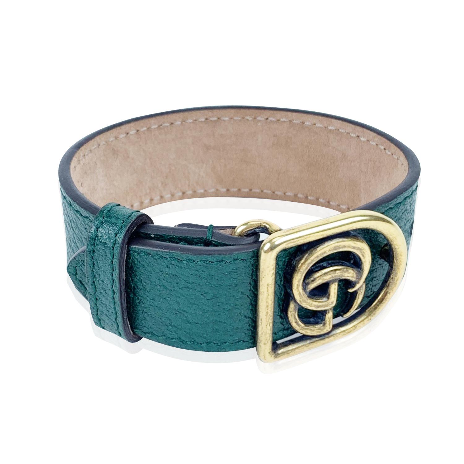 Beautiful belt bracelet by Gucci. Made in green leather, it features an aged gold metal GG Marmont logo buckle. Size: L. 3 holes adjustment. Total length (from end to end): 11 inches - 27.94 cm. Max circumference: 8.25 inches - 21 cm. Min.