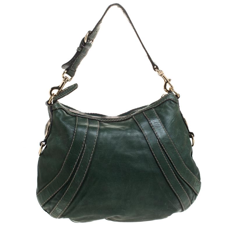 This Gucci Hysteria bag is built for everyday use. Crafted from leather, it has a green leather exterior and a single handle for you to easily parade it. The fabric insides are sized well and the bag is complete with the signature