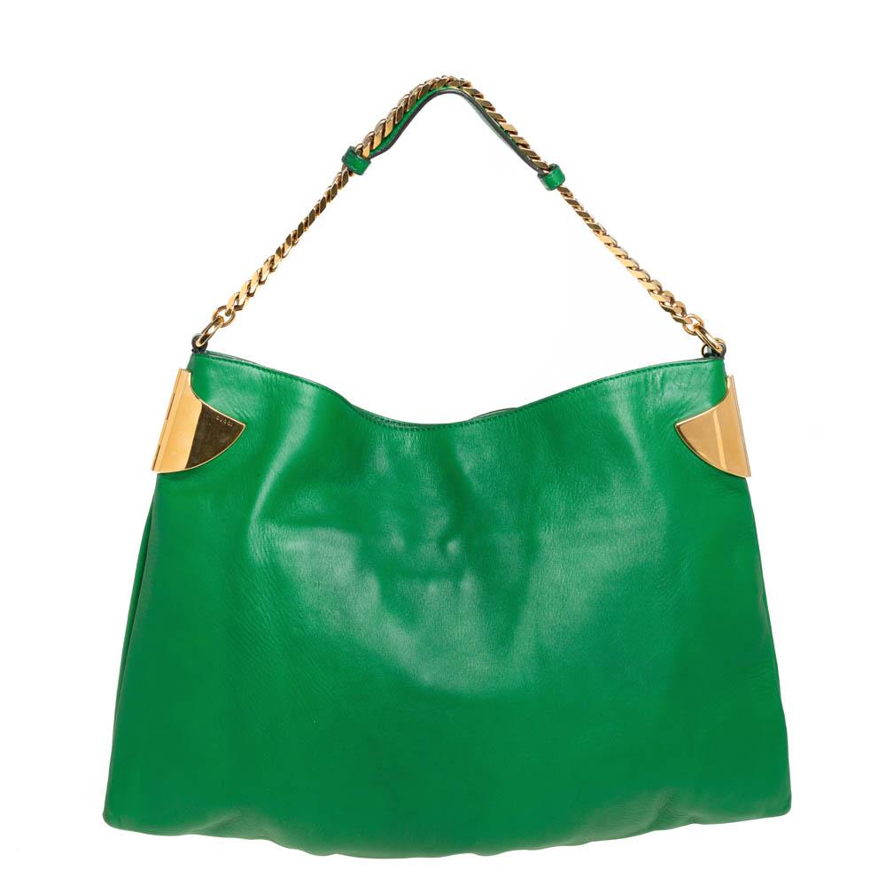 Comfortable to carry without compromising on style, this Gucci 1970 bag is crafted from leather. It features a single chain-link handle with a leather shoulder rest, gold-tone metal detailing on the sides, a dangling tassel charm, and a canvas-lined