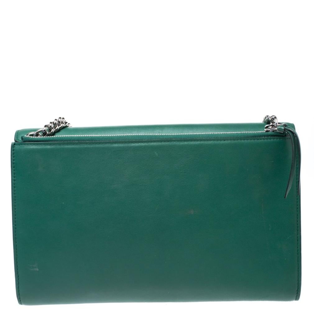 Dazzle the eyes that fall on you when you swing this stunning Gucci creation. Crafted from leather in a breathtaking green hue, the shoulder bag is styled with a flap that has the interlocking GG. It has a spacious leather interior and a gorgeous