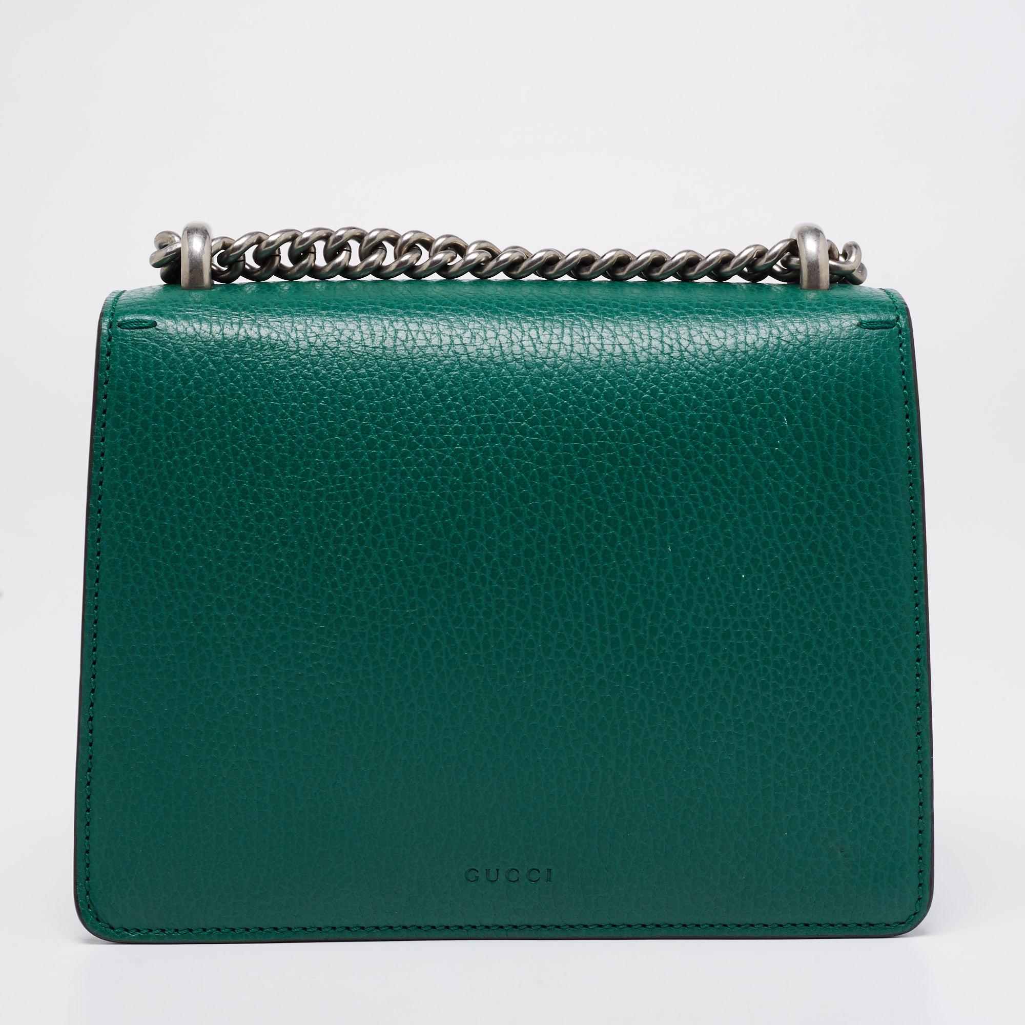 This Gucci Mini Dionysus bag has been beautifully crafted using green leather. The flap carries tiger heads with reference to the Greek god, Dionysus, and it secures a lined interior sized to dutifully hold your essentials. The artistic bag is