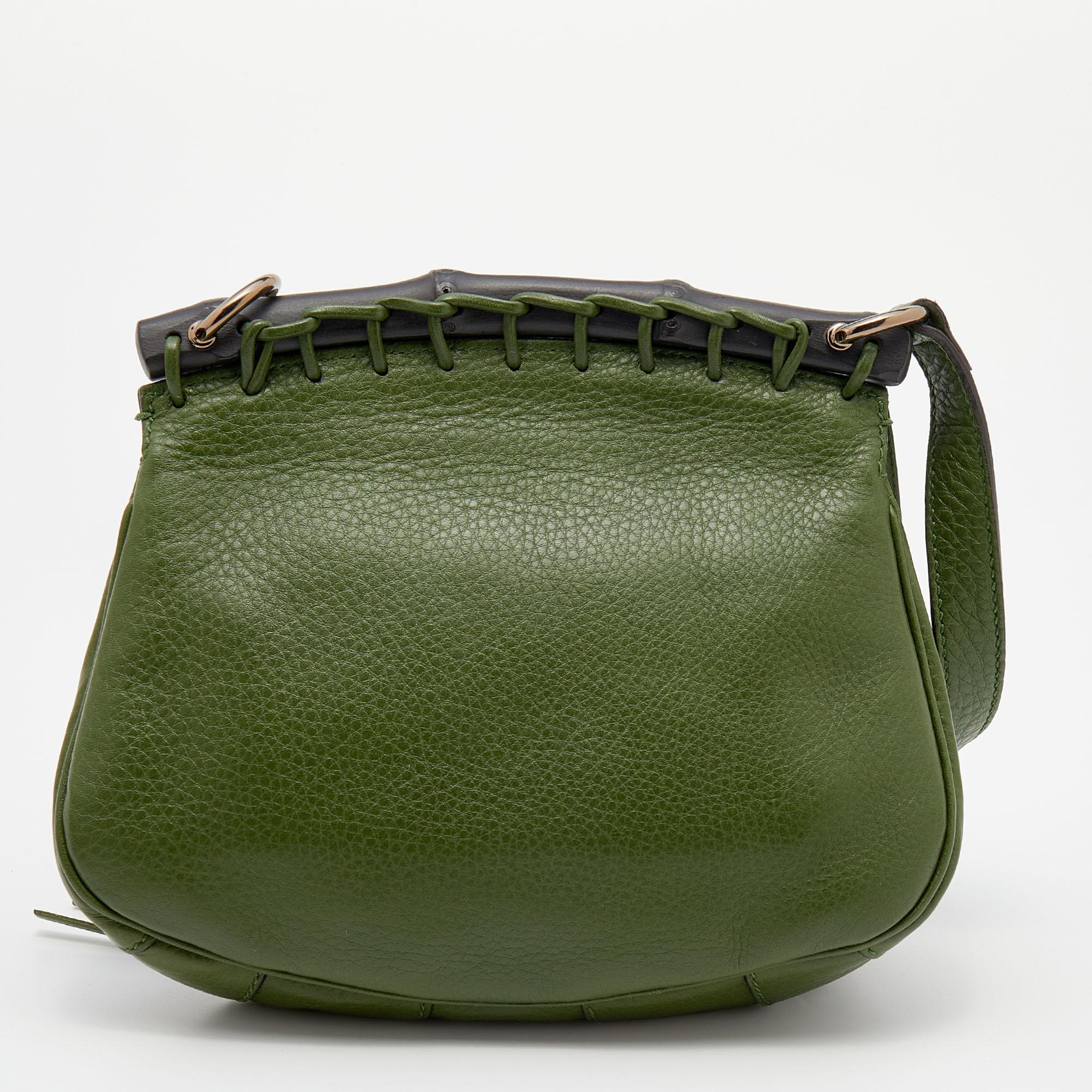 With a timeless charm and a contemporary design, this Gucci bag is the epitome of feminine style. It is enriched with striking details and is an ideal option if you wish to travel light. Created from leather, it is elevated with a bamboo-detailed