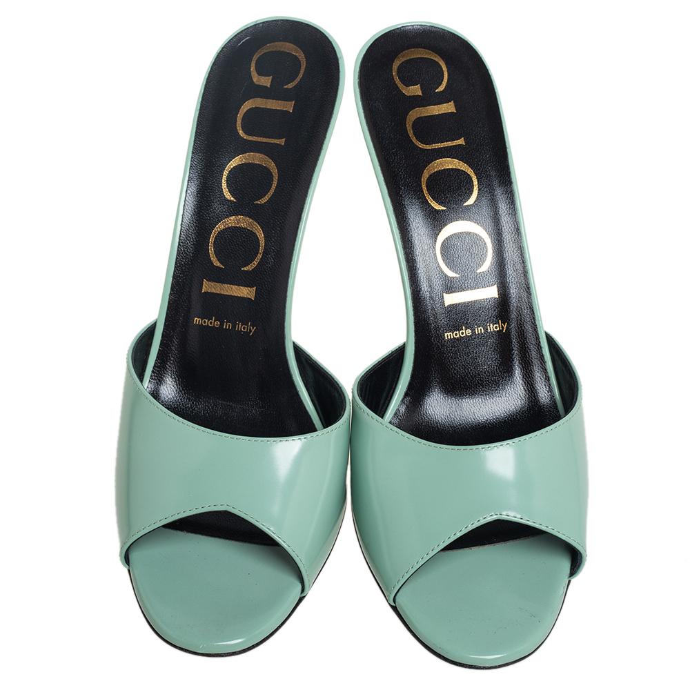 These Gucci sandals for women are ideal for both formal and casual settings, thanks to their timeless allure. Crafted from leather in a green shade, they are shaped into an open-toe silhouette and feature a bare-back design. The mule sandals are