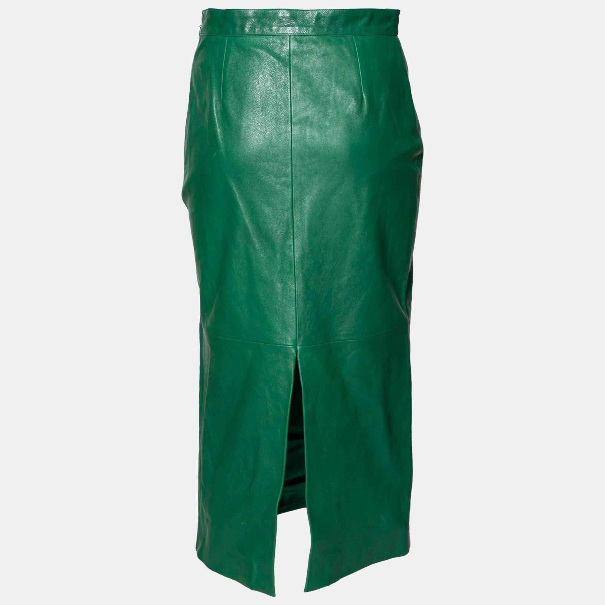 For an impressive and classy edit pair this Gucci skirt with a matching solid top. Created from green leather its pencil silhouette will give you a desirable fit and it features a chic cut at the back hem. It is secured by a side zipper closure and