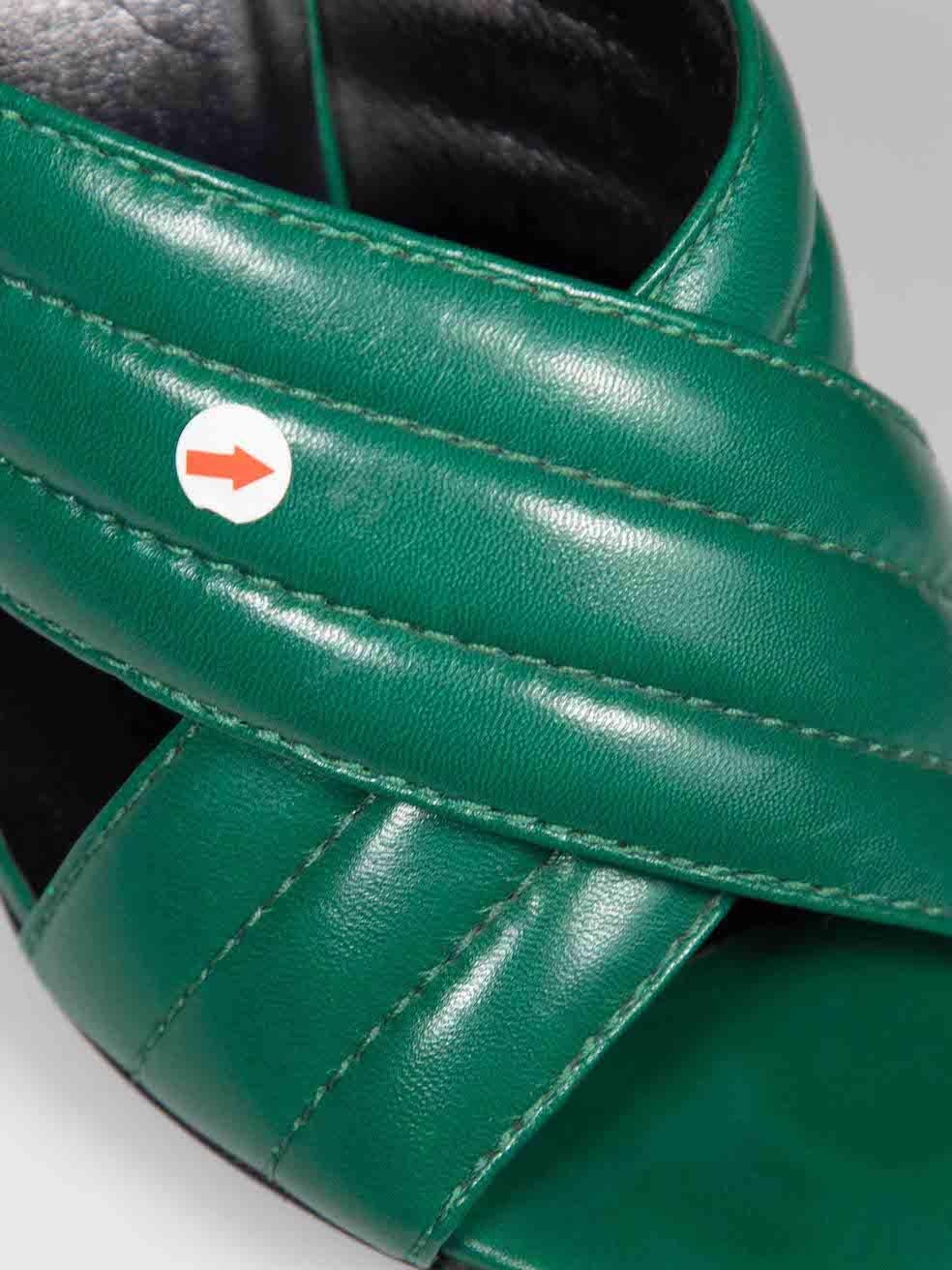 Gucci Pantoletten aus grünem Leder mit Webby-Riemen Größe IT 36 im Angebot 4