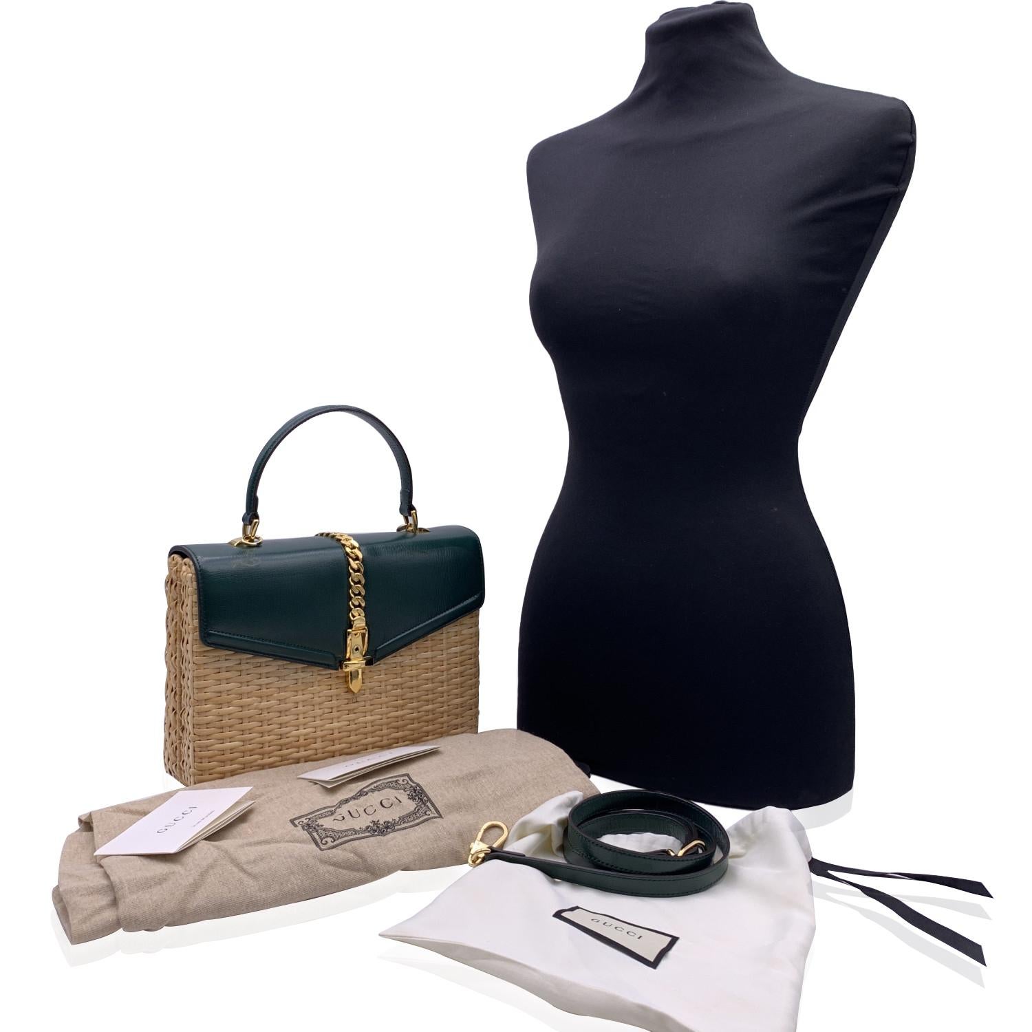 Stunning 'Sylvie' top handle bag by Gucci, from the Pre-Fall 2019 collection. This is the small version of the Sylvie satchel line, now discontinued. It is crafted in beige wicker and smooth green leather with gold metal chuncky chain on top. Flap