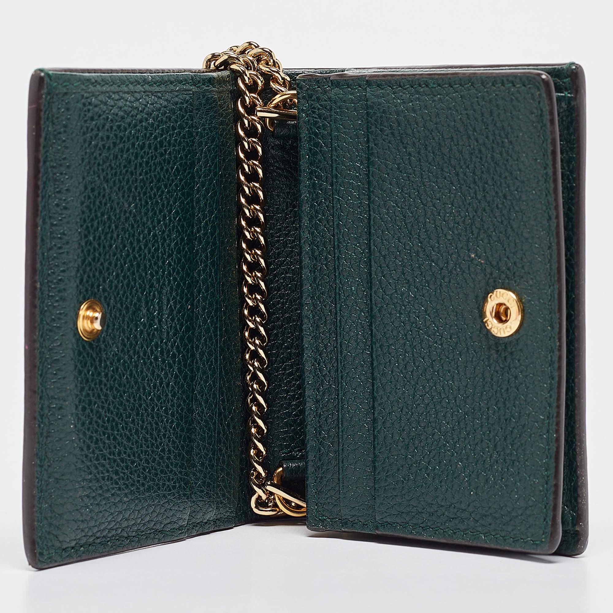 This magnificent Zumi WOC bag comes from the House of Gucci. It is crafted from green leather  which is decorated with two toned hardware. It comes with a leather and nylon interior. This stylish creation is ideal for elevating the look of your