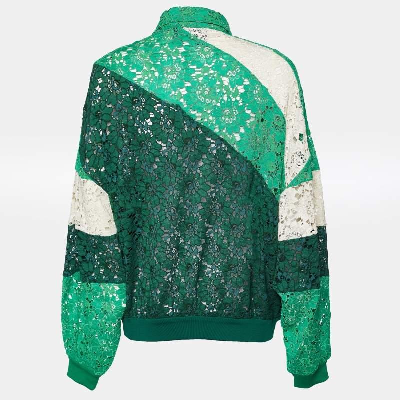 Infuse an extra dose of style into your outfit with this highly fashionable jacket. Tailored from quality materials it embodies a contemporary vibe and is filled with functional characteristics.