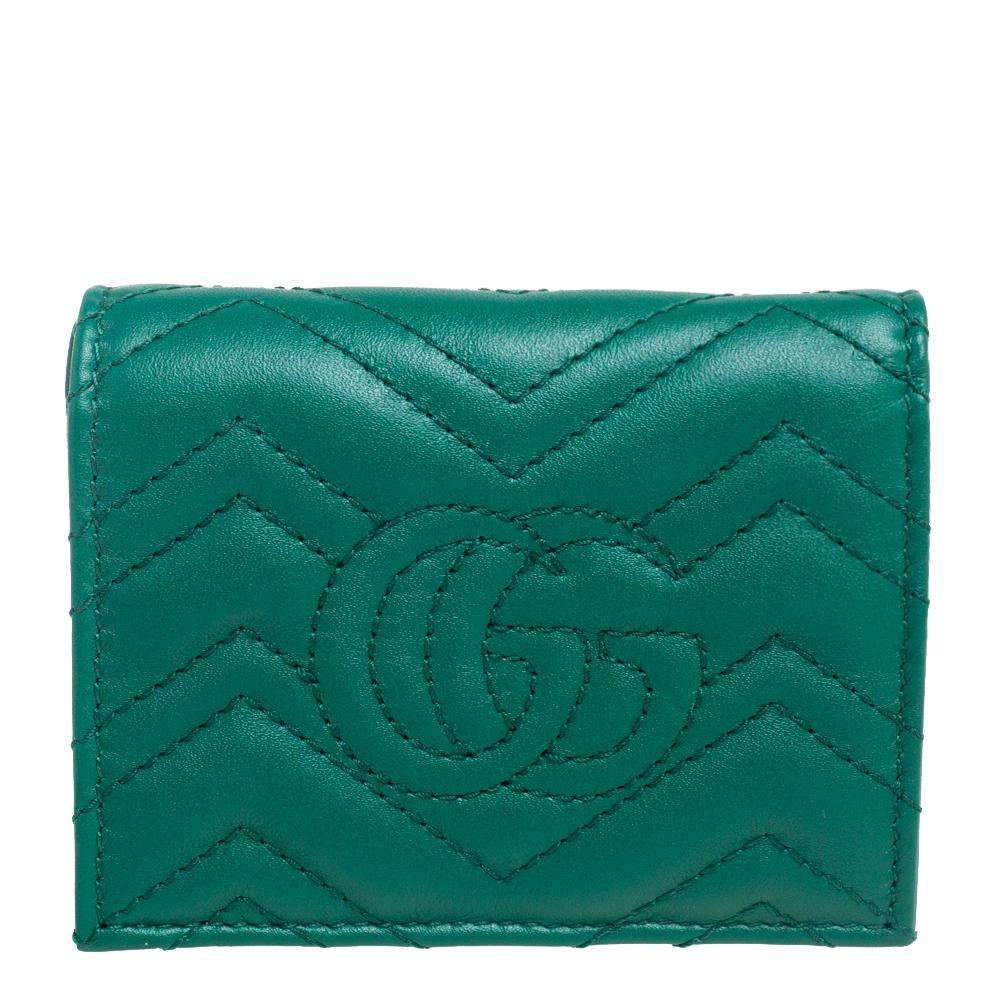 The House of Gucci makes sure you stay at the top of your accessory game with this GG Marmont card case. It has been created using green matelassé leather on the exterior with a gold-toned GG motif attached to the front. Effortlessly store your