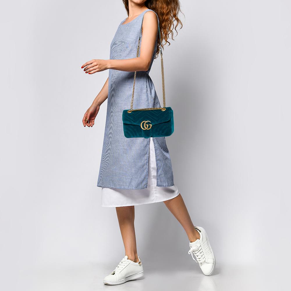 The Marmont bag has been exquisitely crafted from velvet and equipped with a well-sized interior. On the front flap, there is a GG logo and the shoulder strap is provided for you to swing the bag. In every stride, swing, and twirl your audience will