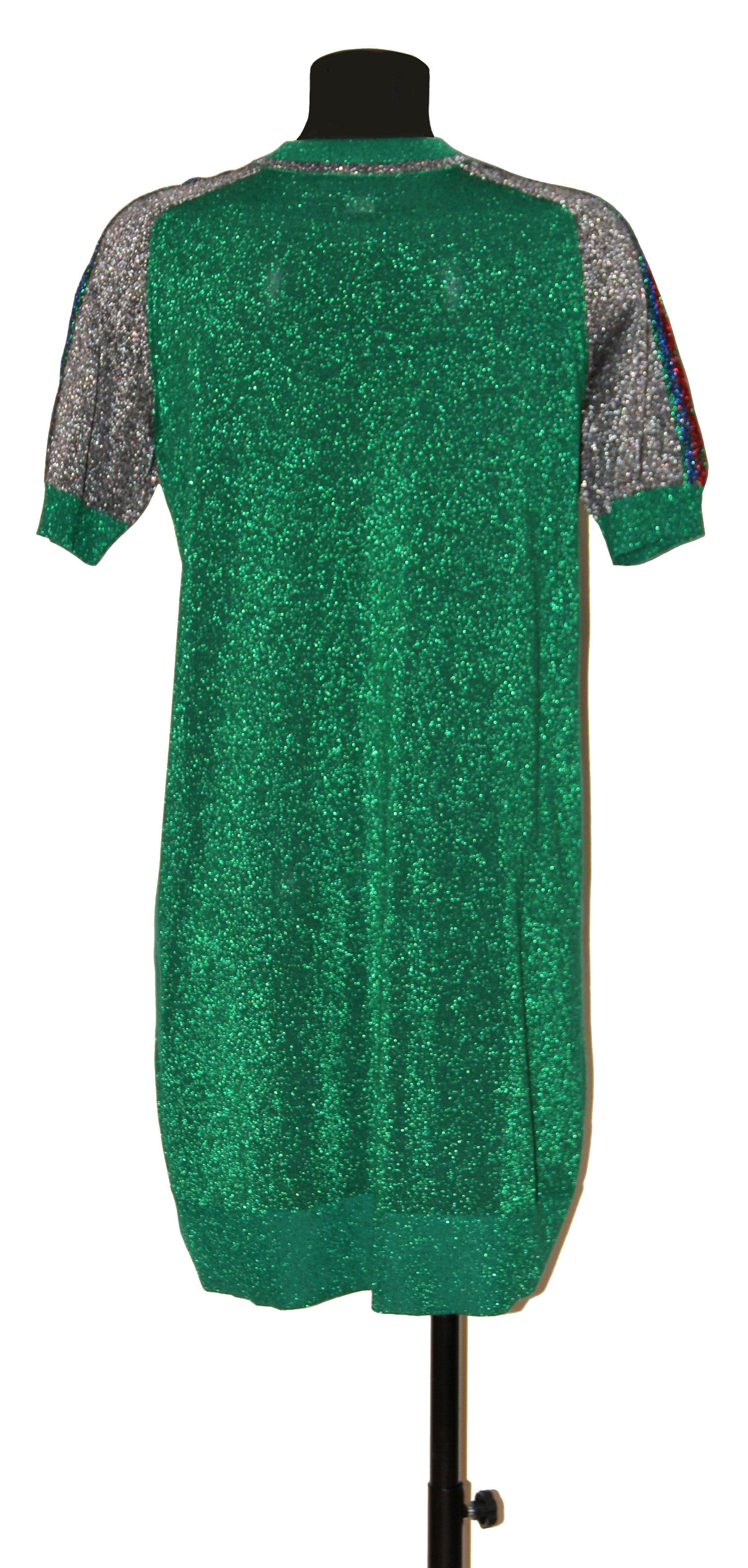 This pre-owned but new green metallic dress has a sporty chic look !
It features the red and green Gucci Ruabn stripe and logo motifs down the shoulders. 
It has a round neck, short sleeves and is cut for a knee-length T-shirt silhouette.

Fabric: