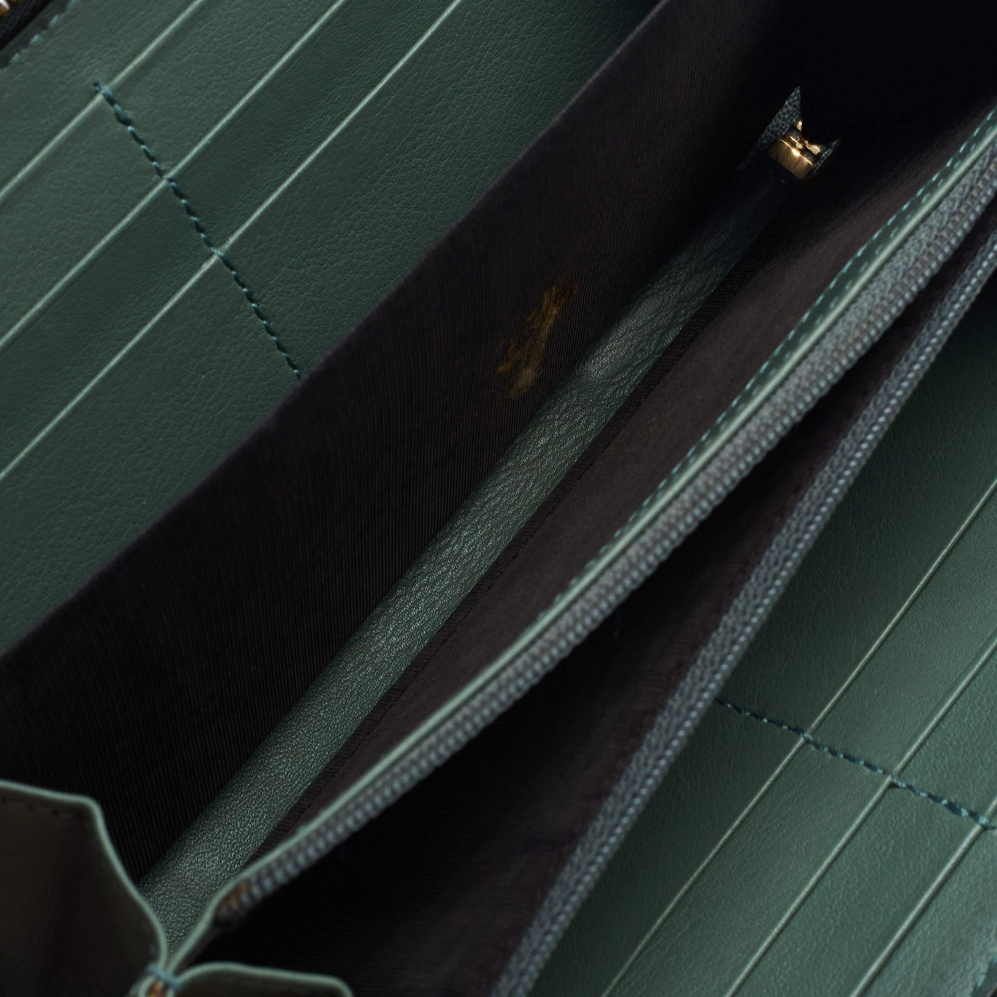 Gucci Microguccissima Brieftasche aus Lackleder mit Reißverschluss oben in Grün im Angebot 5