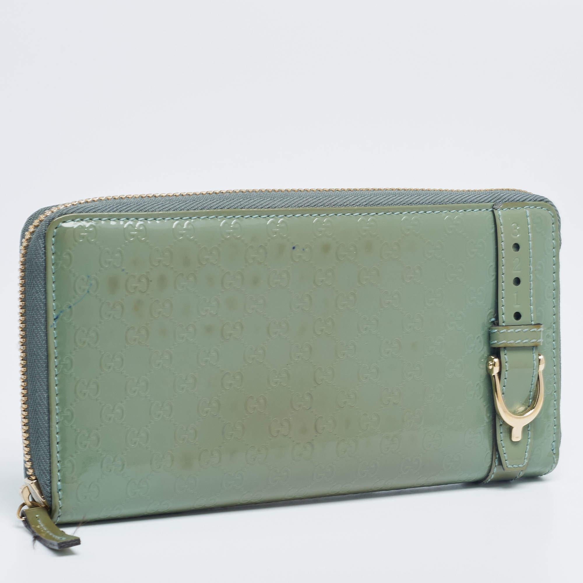 Ensure your essentials are in a secure place with this wallet from Gucci. Crafted using green Microguccissima patent leather, this wallet is decorated with gold-tone hardware and has a zip-around feature. It comes with a well-designed leather-nylon