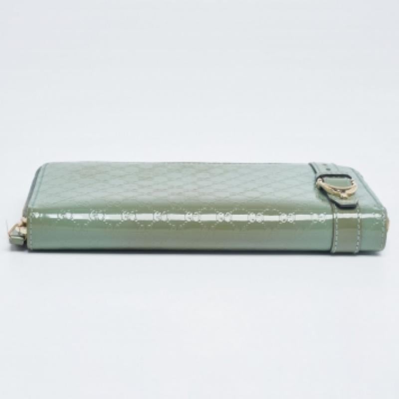 Gucci Green Microguccissima Patent Leather Zip Around Wallet In Fair Condition For Sale In Dubai, Al Qouz 2