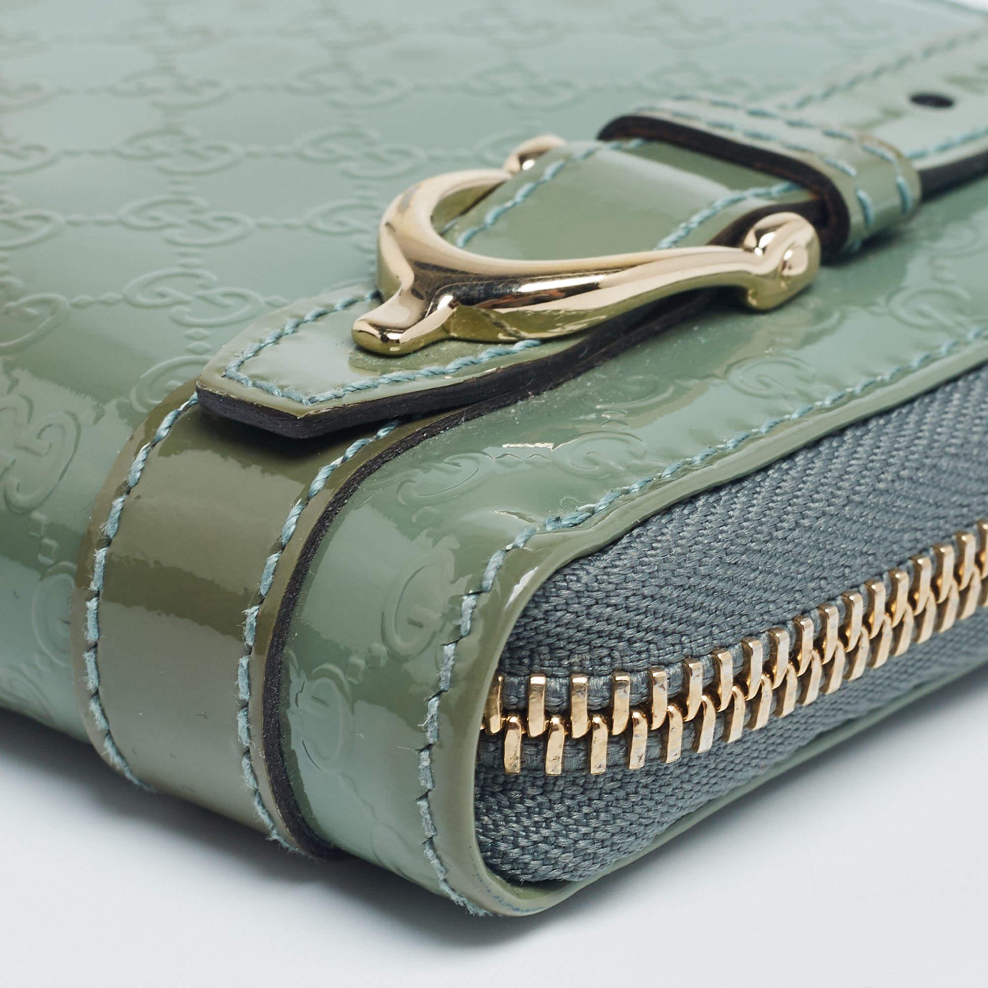 Gucci Microguccissima Brieftasche aus Lackleder mit Reißverschluss oben in Grün im Zustand „Relativ gut“ im Angebot in Dubai, Al Qouz 2