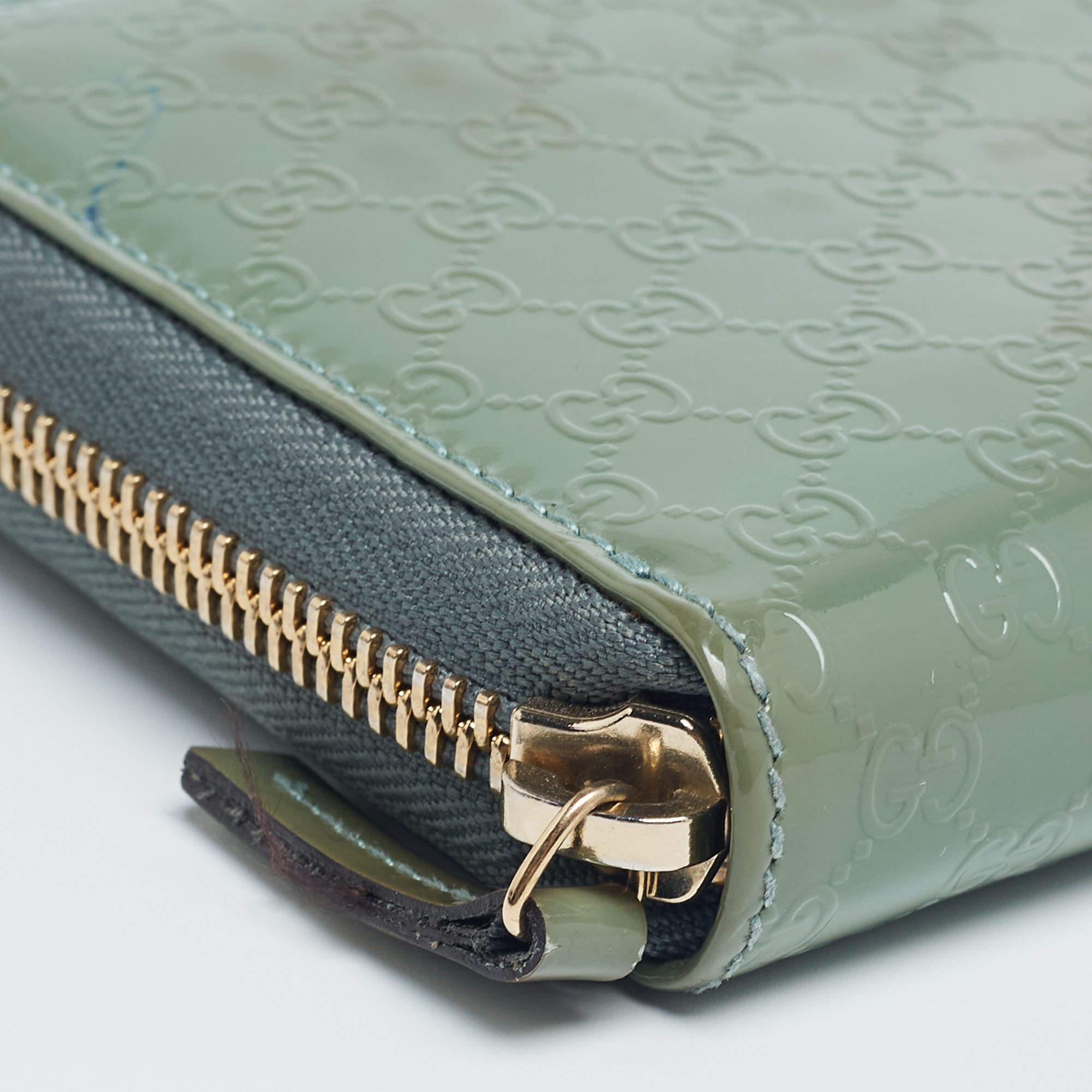 Gucci Microguccissima Brieftasche aus Lackleder mit Reißverschluss oben in Grün Damen im Angebot
