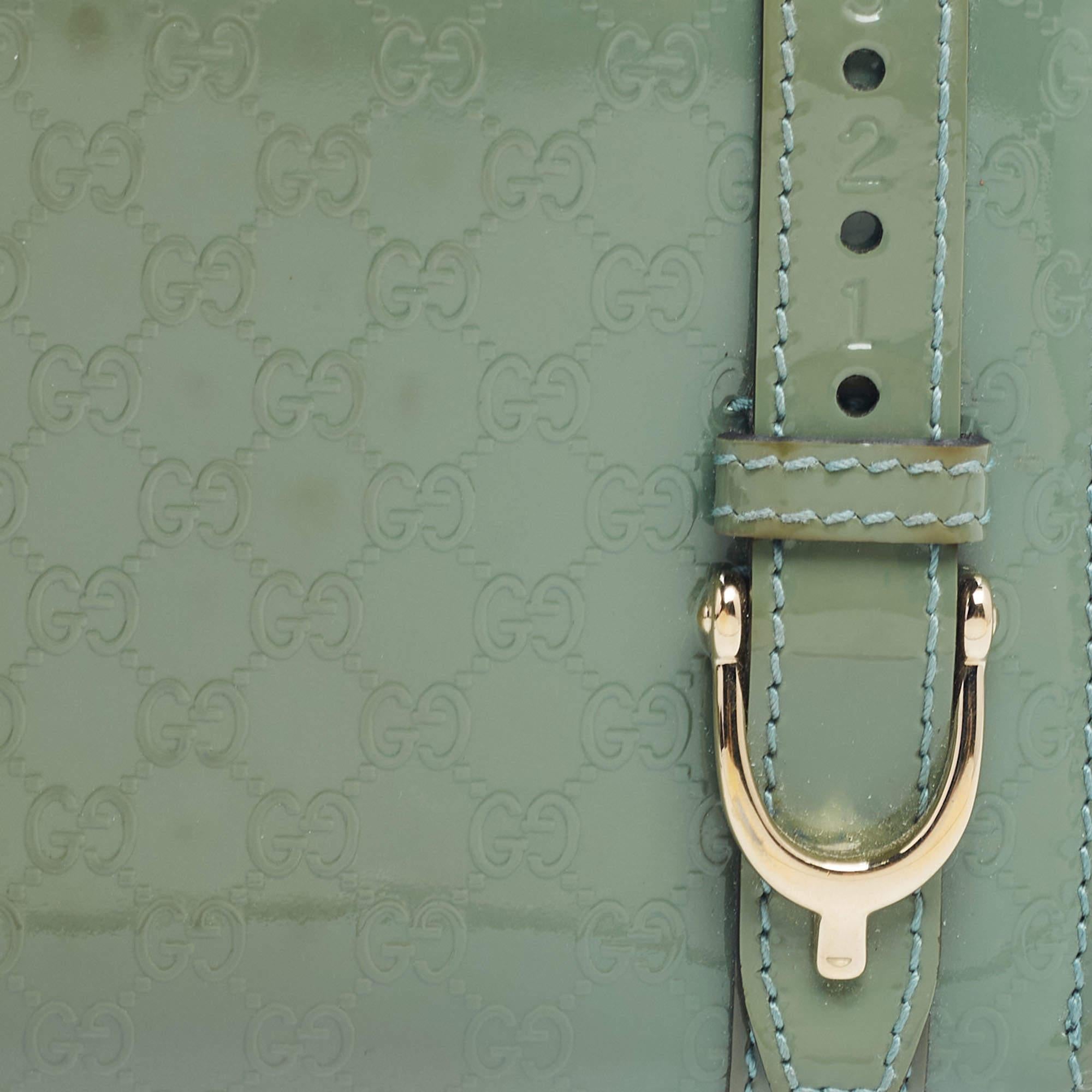 Gucci Microguccissima Brieftasche aus Lackleder mit Reißverschluss oben in Grün im Angebot 2