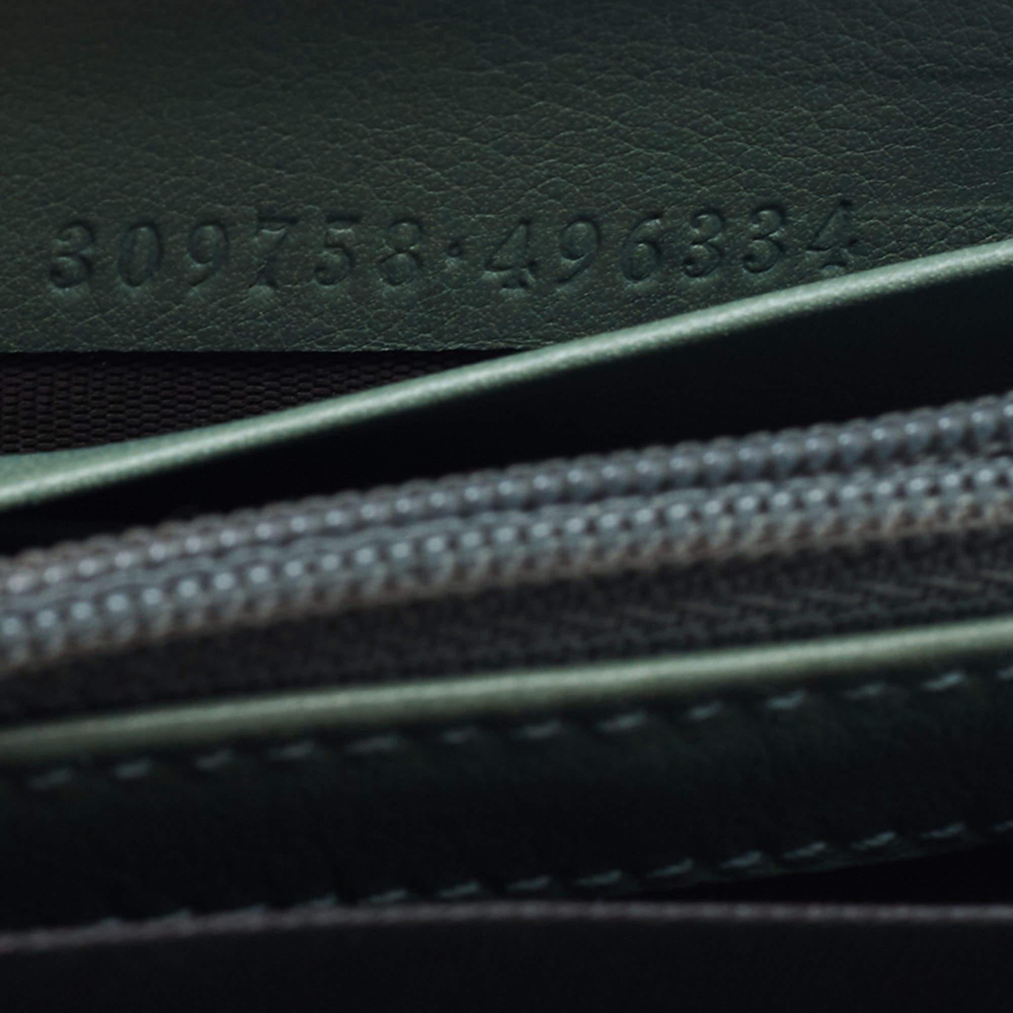 Gucci Microguccissima Brieftasche aus Lackleder mit Reißverschluss oben in Grün im Angebot 3