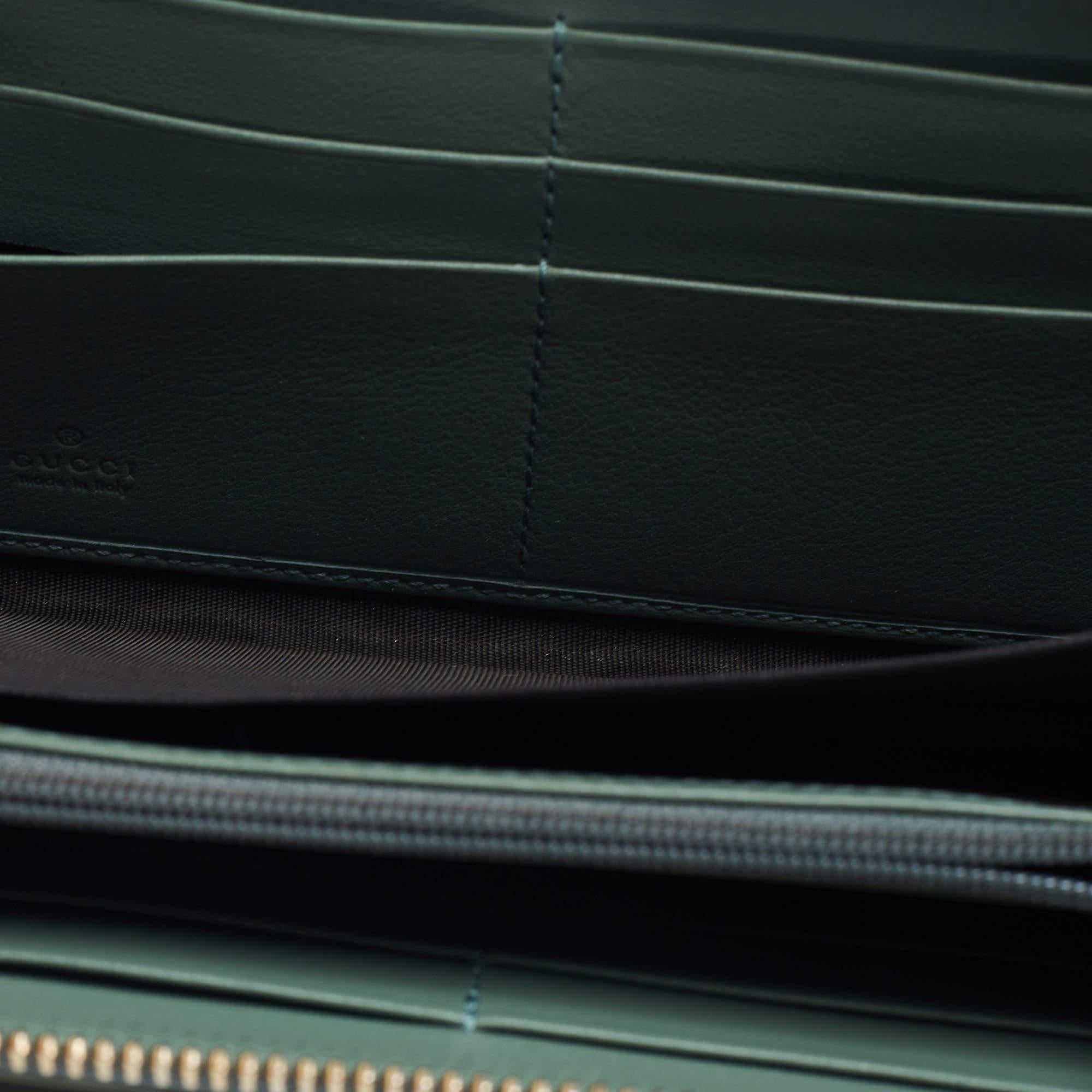Gucci Microguccissima Brieftasche aus Lackleder mit Reißverschluss oben in Grün im Angebot 4