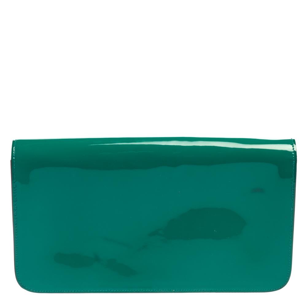 Gucci brings you yet another gorgeous accessory with this clutch. It has been carefully crafted from patent leather into a simple shape and a green hue. The front flap featuring the signature Horsebit opens to reveal a suede interior for your
