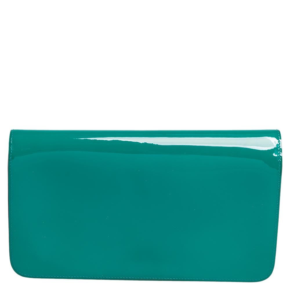 Gucci brings you yet another gorgeous accessory with this clutch. It has been carefully crafted from patent leather into a simple shape and a green hue. The front flap featuring the signature Horsebit opens to reveal a suede and canvas interior for