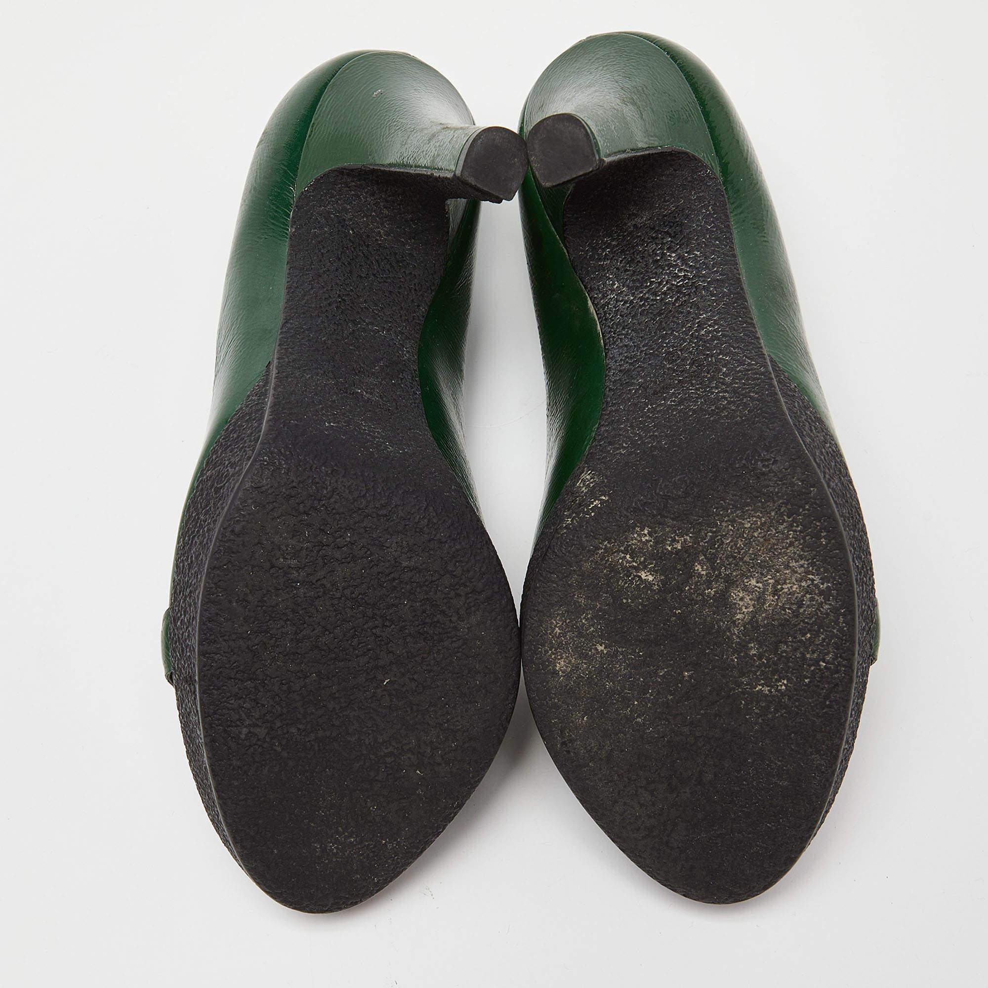 Bombas con puntera abierta de charol verde de Gucci talla 36 en venta 3