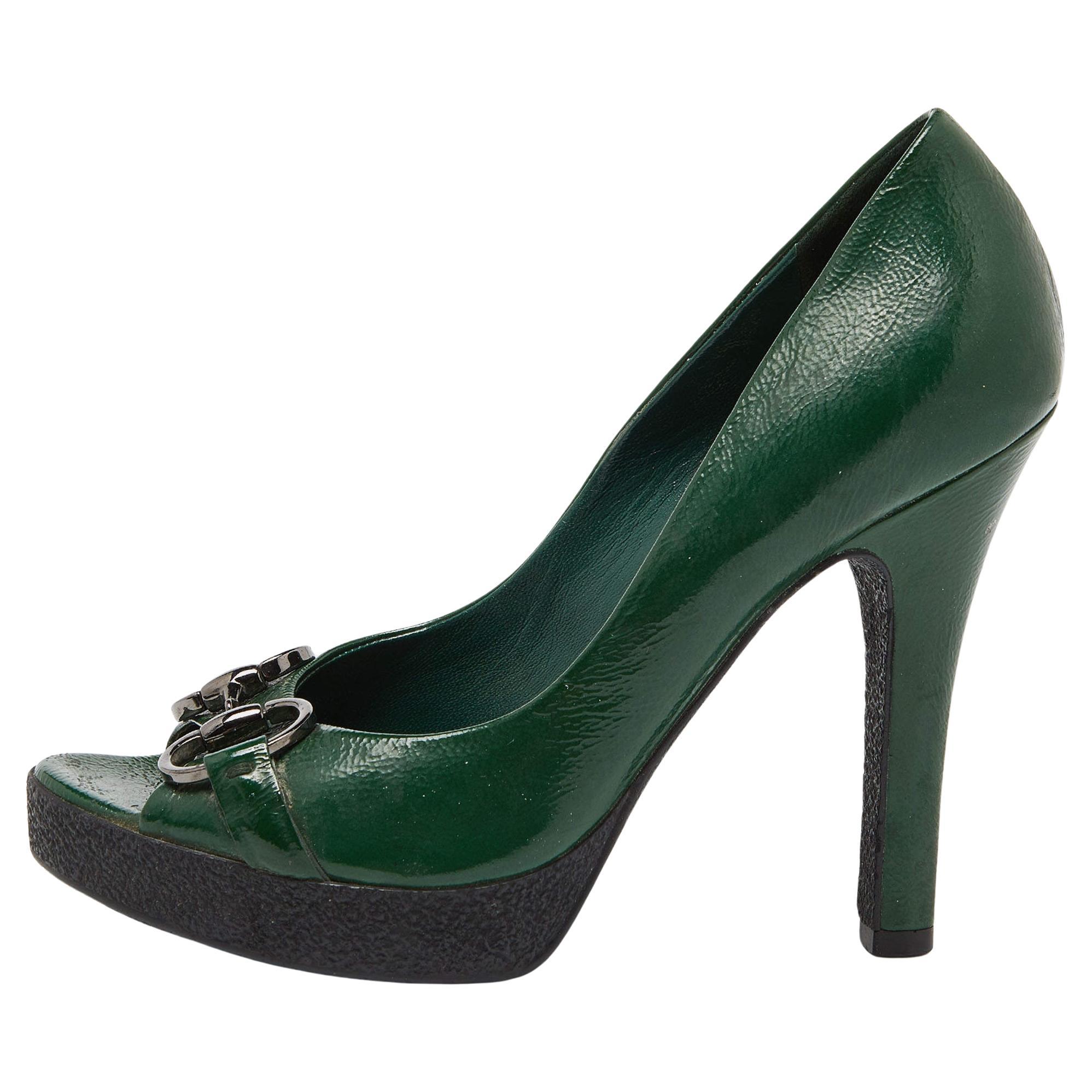Gucci Green Patent Leather Horsebit Peep Toe Pumps Size 36 en vente
