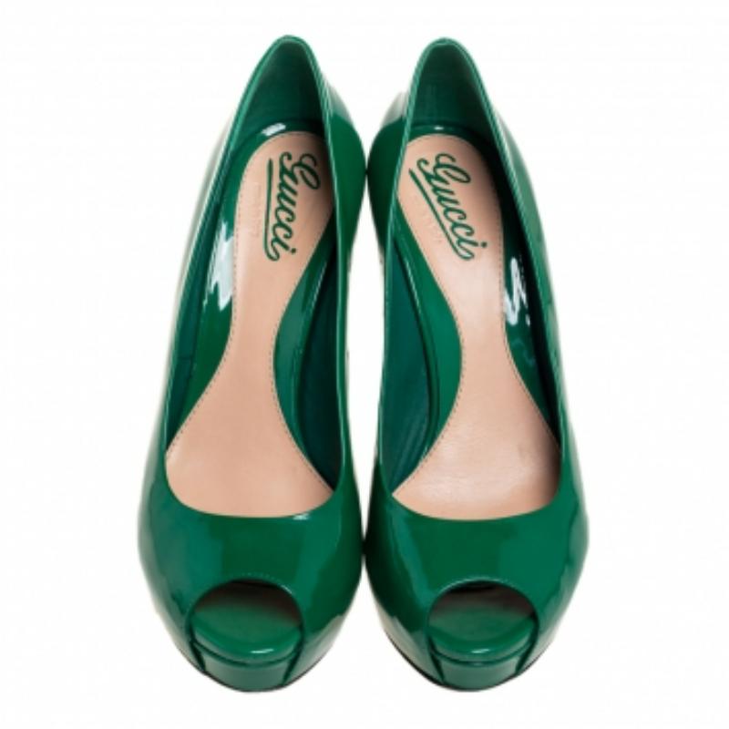 Jazz up your everyday look with these Gucci pumps that come crafted from patent leather. The green pumps feature peep toes and are equipped with comfortable leather-lined insoles and 11.5 cm heels supported by platforms.