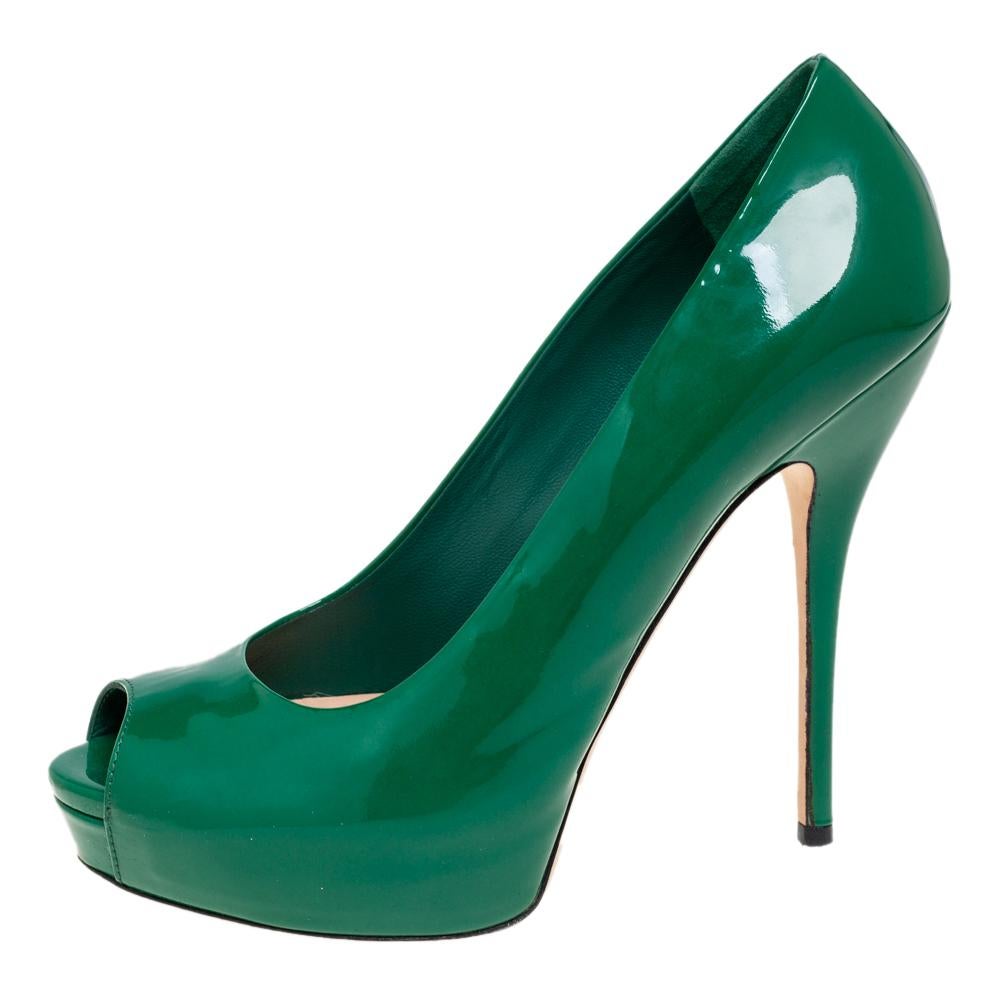 Jazz up your everyday look with these Gucci pumps that come crafted from patent leather. The green pumps feature peep toes and are equipped with comfortable leather-lined insoles and 11.5 cm heels supported by platforms.

