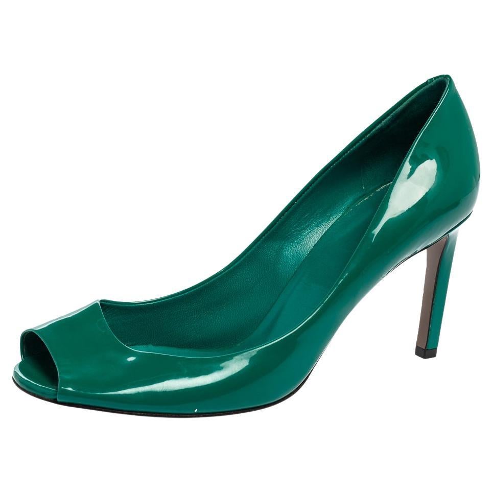 Gucci Grüne Peep Toe Pumps aus Lackleder Größe 38 im Angebot