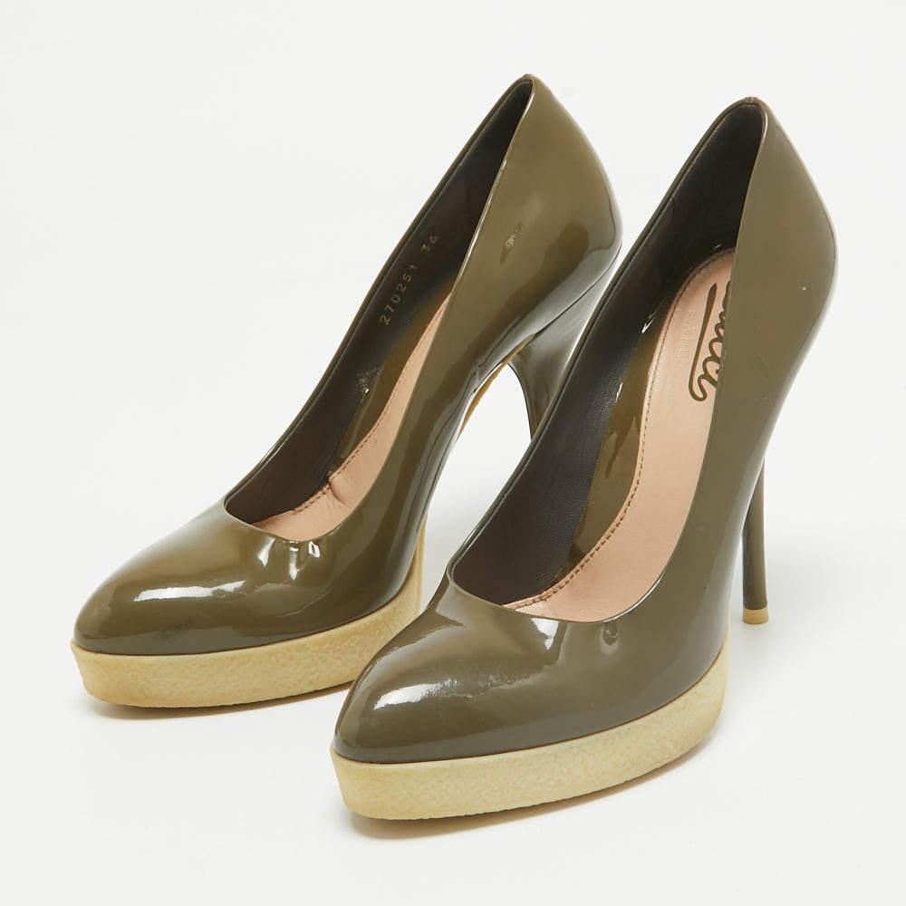Unos arcos curvilíneos, un atractivo femenino y una estructura bien construida definen este conjunto de zapatos de salón de diseño. Con cómodas plantillas y elegantes tacones, combínalos con tus conjuntos favoritos.