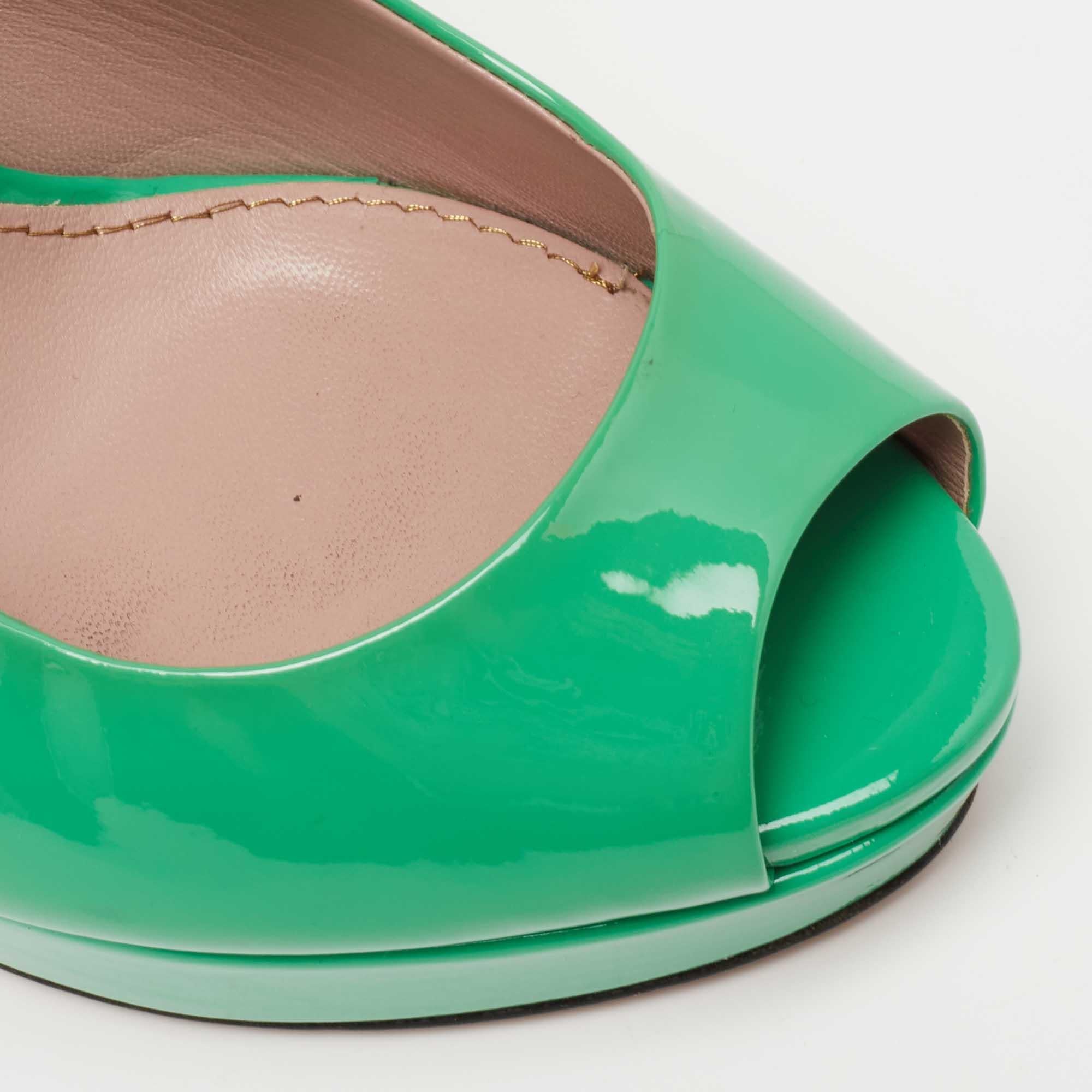 Gucci Sofia Peep Toe Plateausandalen mit Knöchelriemen aus grünem Lackleder, Größe 35.5 im Angebot 2