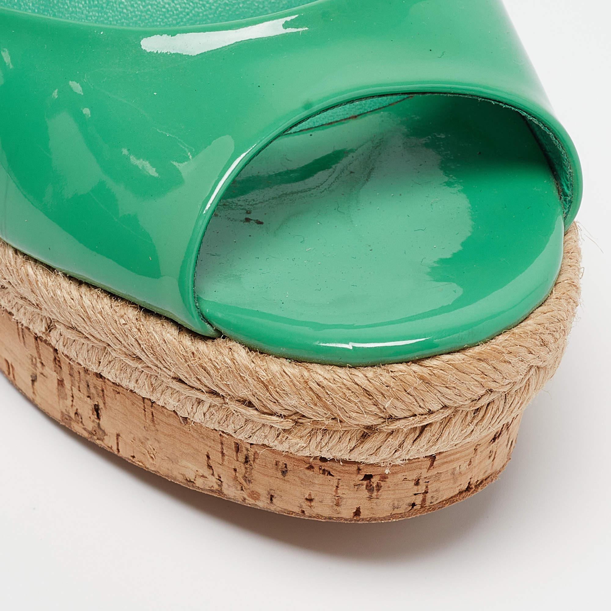 Sandalias de cuña Gucci Green Patent Microguccissima Hollie talla 39.5 en venta 2
