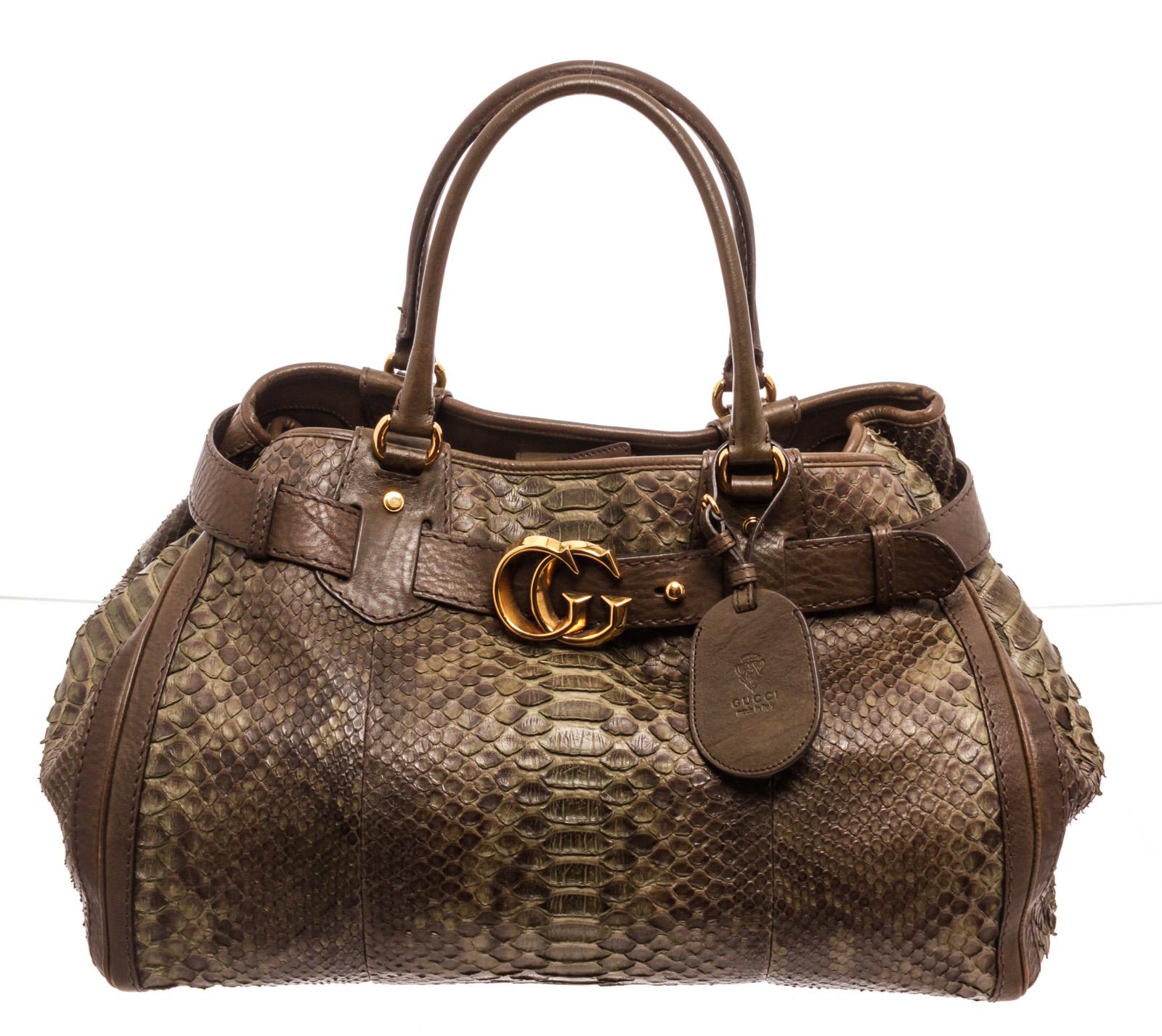Gucci Green Python GG Running Tote Bag mit goldfarbenen Beschlägen, Lederbesätzen, Reißverschluss-Innentaschen, Lederfutter  doppelter Tragegriff oben und Schnappverschluss.

34352MSC