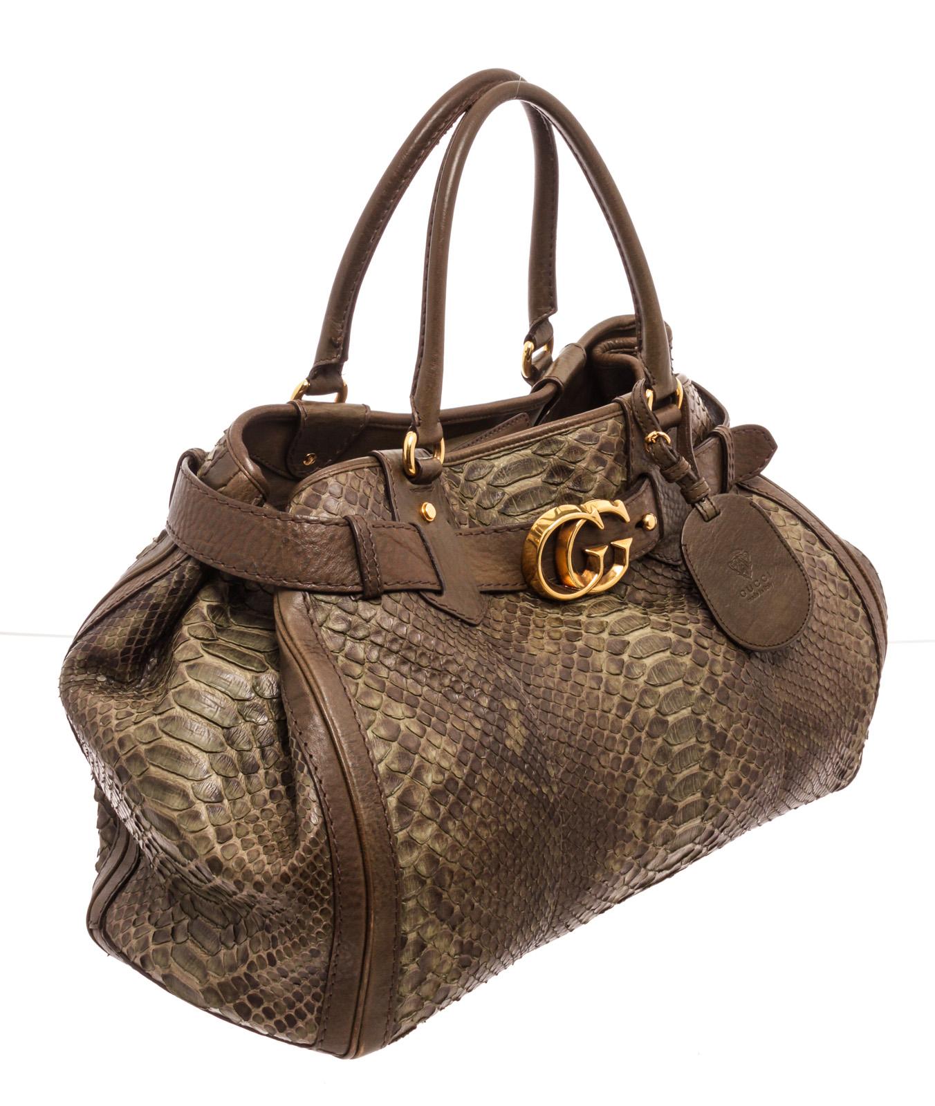 Gucci Grüne Python GG Laufsteg-Tasche (Braun) im Angebot