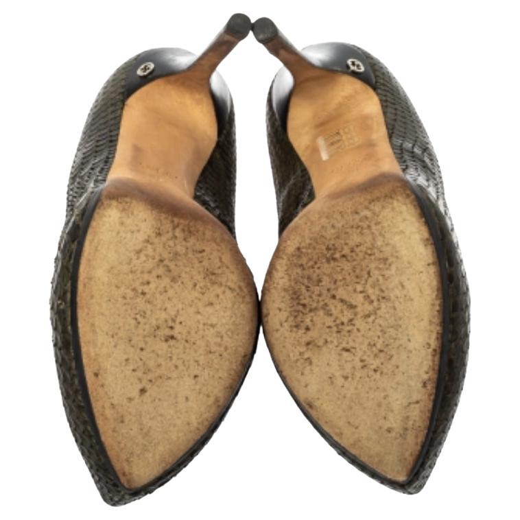 Own this exquisite Gucci pair and be a trendsetter. Crafted from python skin, these platform beauties feature a gorgeous green exterior, a pointed toe, and stiletto heels. Slip them on over simple outfits and let these pumps have the spotlight.