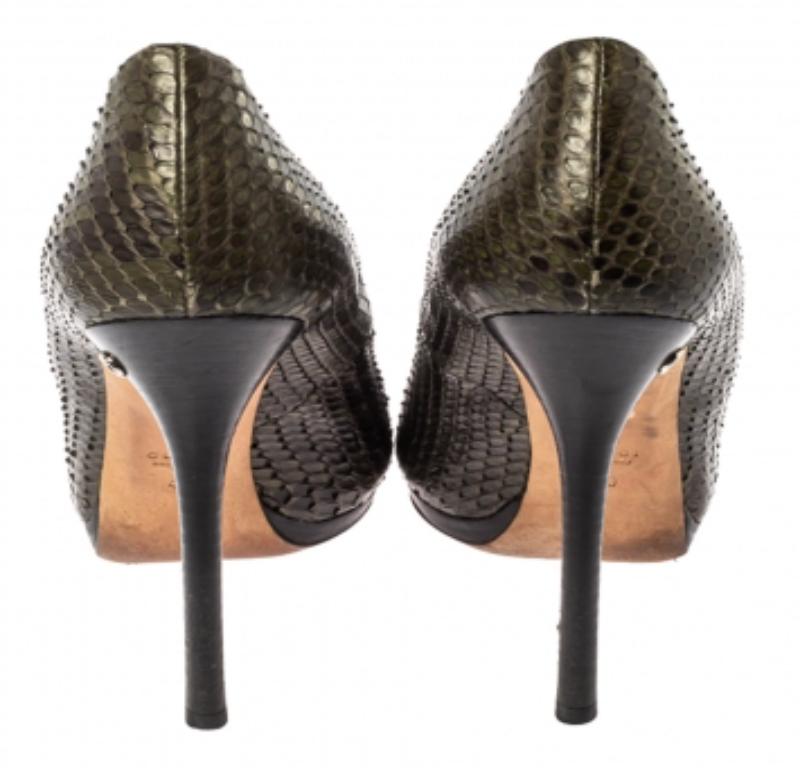 Gucci Green Python Leather Platform Pumps Size 40 In Good Condition For Sale In Dubai, Al Qouz 2