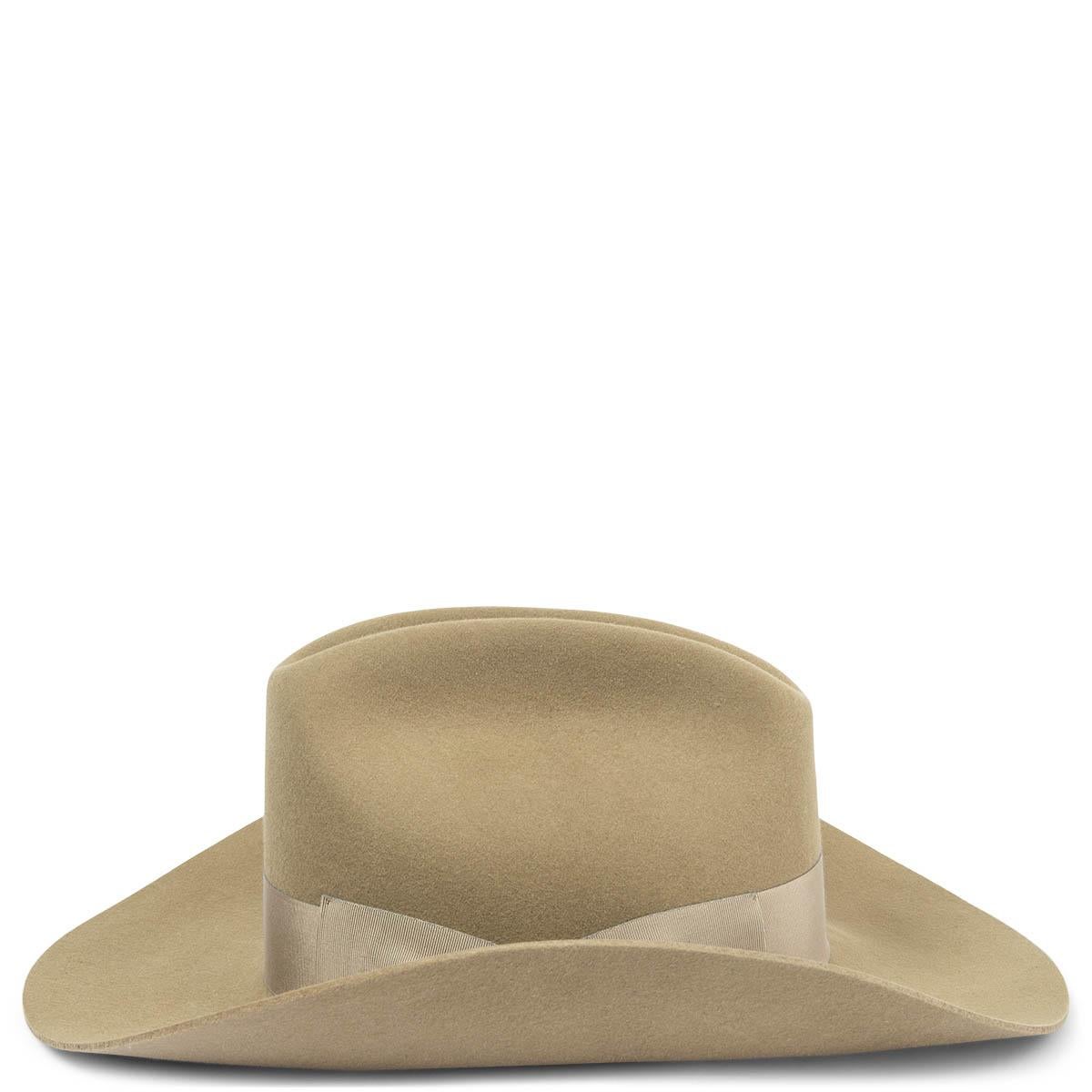 100% authentic Gucci wide brim double G Fedora hat in celadon green rabbit felt (100%) featuring tonal grosgrain band in viscose (59%), cotton (40%) and polyester (1%). Has been worn and is in excellent condition. 

Measurements
Tag