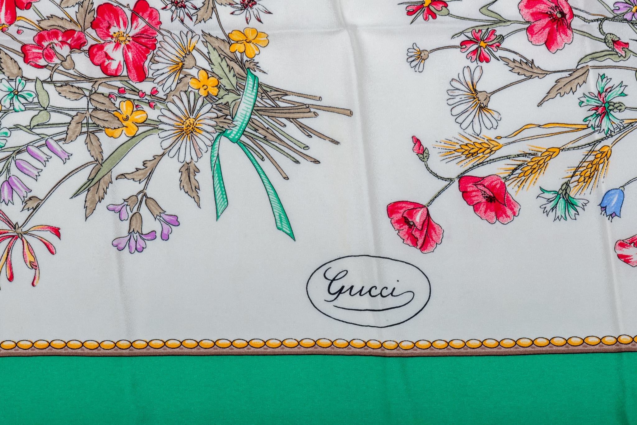 Écharpe Gucci en mousseline de soie à motifs floraux et lapin. Bords roulés à la main. Ne comprend pas la boîte.